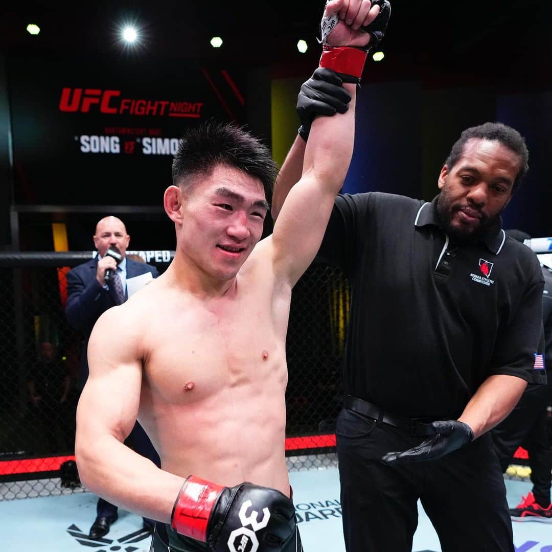 UFCさんのインスタグラム写真 - (UFCInstagram)「Raising the stakes in the division 📈 @YadongSong proving why he’s one to watch tonight! #UFCVegas72」4月30日 11時36分 - ufc