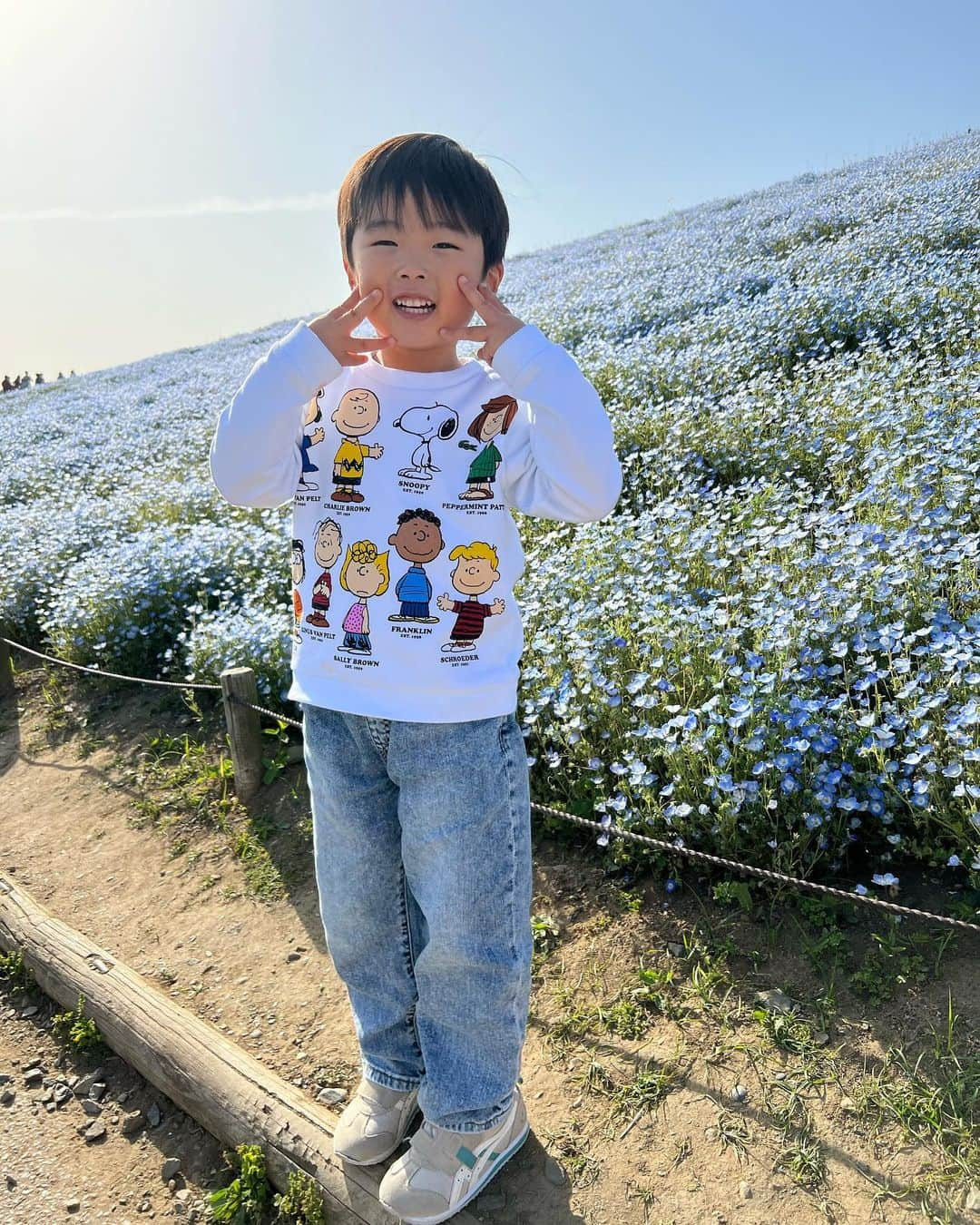 林希乃花さんのインスタグラム写真 - (林希乃花Instagram)「青い空に青いネモフィラ🦋 とても綺麗でした🫶🏻  2枚目（笑） 撮ってたら割り込んできた😂  #国営ひたち海浜公園 #gwお出かけスポット #子連れ旅行 #子供とお出かけ部 #子連れお出かけ #ネモフィラの丘 #お花畑 #遊園地」4月30日 11時37分 - nonokagram