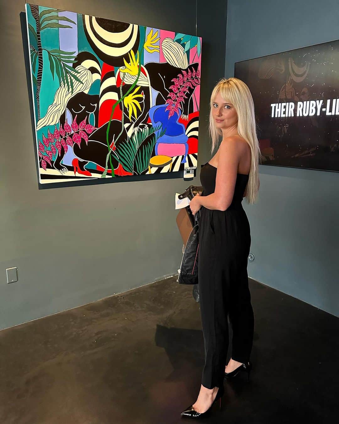 ジェネビーブ・モートンのインスタグラム：「Beautiful new exhibit of “Unspoken Dreams” by @theodosia_marchant at @greatartspace @kimballentertainment」