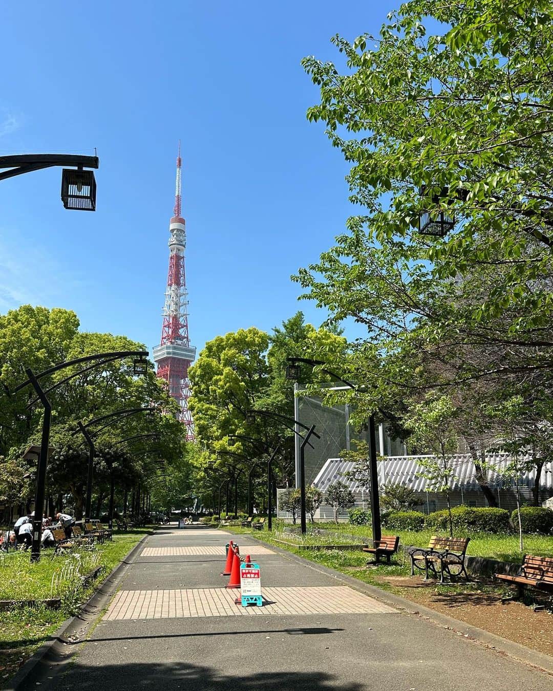沙月愛奈さんのインスタグラム写真 - (沙月愛奈Instagram)「⁡ ⁡ この間の撮影時の写真。 今日みたいなお天気の日には、この晴天が恋しくなる。 ⁡ ⁡3枚目、1番いいところにあるコーンよ😅  @ta1barakuwa  #桑原泰 さん #似顔絵イラスト  #芝公園  #東京タワー #晴れの日」4月30日 11時39分 - satsuki_aina_ayumi