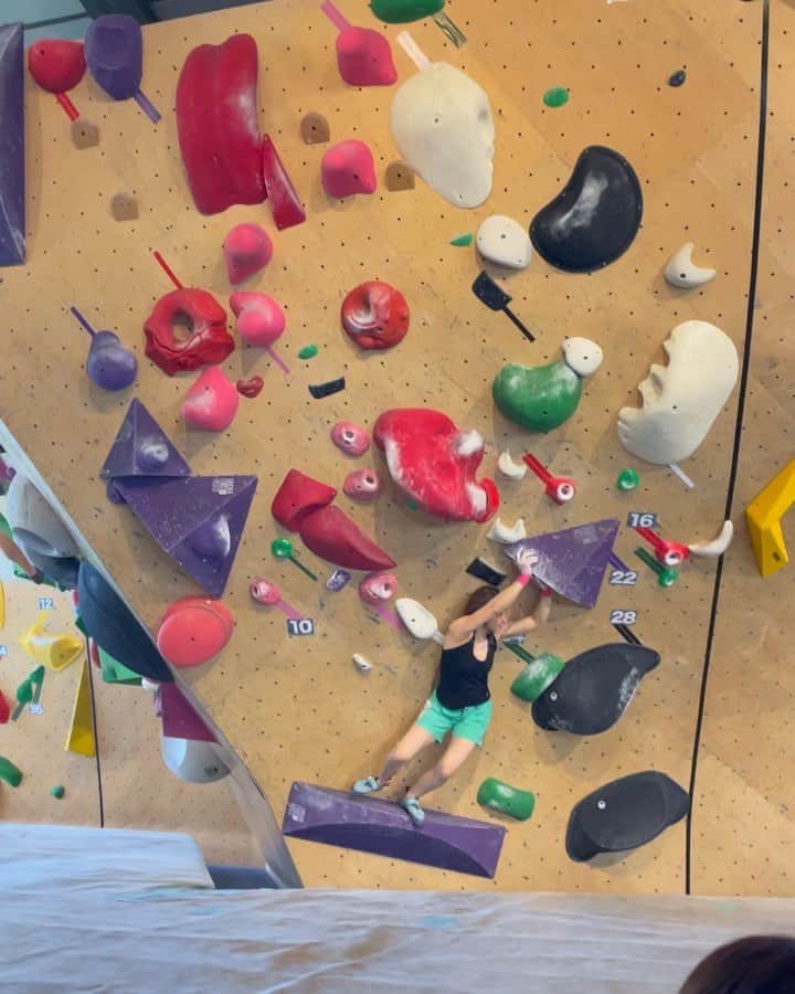 三浦絵里菜のインスタグラム：「Brilliant Generations フラット8周年コンペの予選🐥  とーーっても楽しかった🥰  動画撮ってくれてありがとう🙏 🎥 @yukisunouchi   30代になっても出たいな🤗  皆さんお疲れ様でした！ ありがとうございました☺️  #flatbouldering  #楽しすぎた」