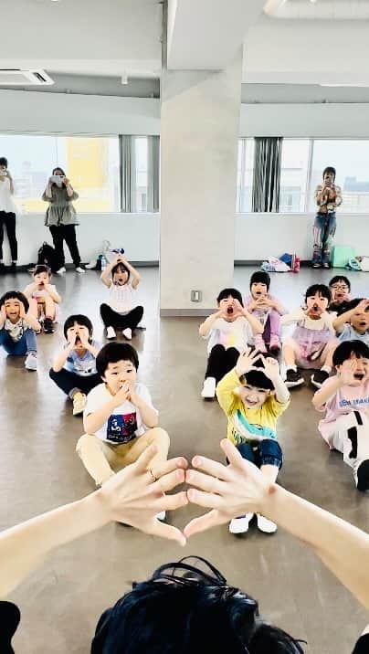 Shingo Okamotoのインスタグラム：「子供達と一緒に愛を与え合おうよ🦋🩵🌊🌏💙  🧚@veryverylittleshow  🎵 @whoisumi “whatever u like”」