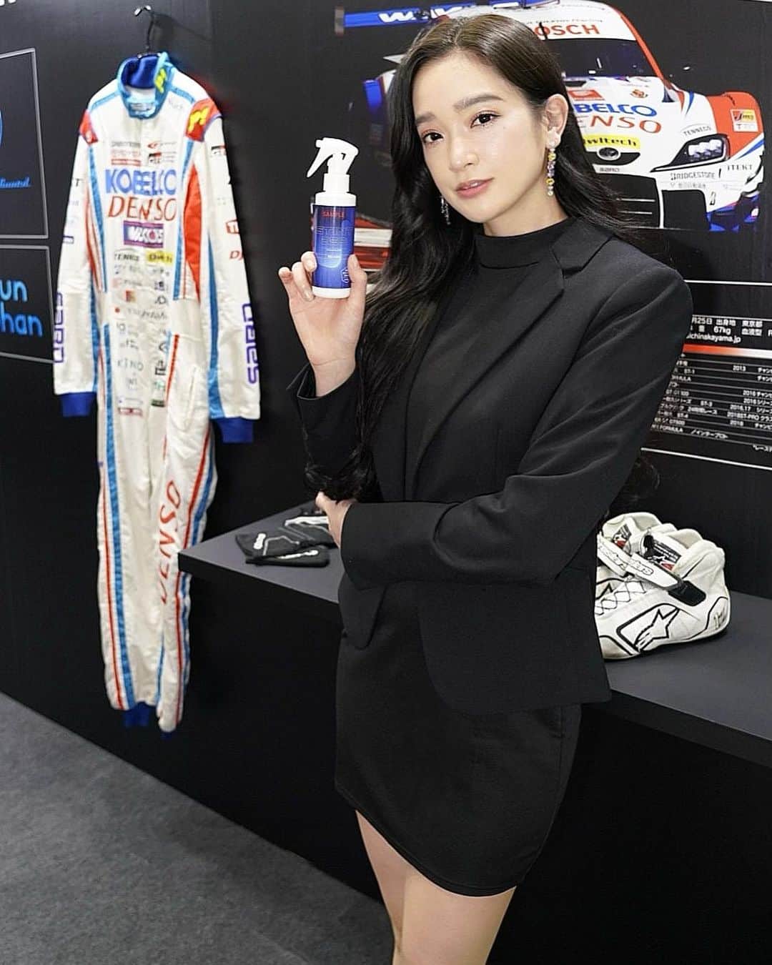 太田麻美のインスタグラム：「NEW株式会社( @ig_interior_guard )と TGR TEAM SARD( @team_sard )が共同開発した 新しい防臭・消臭剤スプレー『STINT DEO』  まだ発売前となりますが、使用させていただきました✨ これ一本で、抗菌、抗ウィルス性、防カビ、防臭性、アレル物質の低減の効果があり、スプレーするだけでいっきに消臭、抗菌出来てとても便利で嬉しい画期的な製品です✨  レーシングスーツやヘルメットはレーサーを守る必須アイテム！レース中は、夏も冬も汗をかきますが洗濯できない時もあります。より清潔に快適に使用したい。 そんなレーサー達からの要望を受け、TGR TEAM SARDと NEW株式会社が共同開発されました👏👏 抗菌・抗ウィルス・防カビ・防アレル物質の機能を備えたIGスプレーをベースにより強固な防臭機能を付与し 『STINT DEO』は誕生されました✨  とてもオススメなので、 発売されましたら皆さんも是非お試しください✨  【NEW株式会社公式HP】 https://new-inc.jp/  #tgrteamsard #kobelco #kobelcogirls #racequeen #rq #stintdeo #コベルコガールズ #レースクイーン」