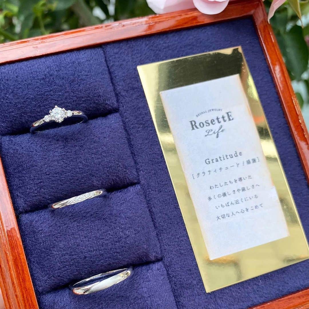 JKプラネット銀座.表参道.福岡|結婚指輪セレクトショップのインスタグラム：「【RosettE Life−ロゼット ライフ-】 ロゼットシリーズから誕生した最高水準のブライダルライン。すべてのリングに内甲丸仕上げを採用し、素材は高純度のプラチナ950製、ダイヤモンドはすべてハート&キューピッド(H＆C)をセッティングしています。繊細なデザイン性とワンランク上の着け心地、輝きをお楽しみいただけます。  リング名:GRATITUDE(グラティチュード)-感謝- 『わたしを導いた　多くの優しさや厳しさへ　いちばん近くにいる　大切な人へ心を込めて』というコンセプトを元に『今まで出会い、支えてくれた人たちへ感謝の気持ち』とイメージされたデザインです。  婚約指輪(エンゲージリング)💍:女性が一番近くで優しく見守られ、支えられている様子を表しています。今まではご両親、これからは男性様に。  結婚指輪(マリッジリング)💍:レディースは、今までとこれからのあふれる感謝の気持ちをきらきらと輝くダイヤモンドで。メンズは男性がこれからも変わらず見守る様子を表しています。 レディース、メンズ共にやわらかいS字ラインで、シンプルに仕上げました。親しみやすく、永く愛されるデザインです。  プラチナ・ゴールドなどお好みの色（金属素材）を選んでオーダーいただけます。 .  @jkplanet.jewelry 全店にて取り扱いです💎 ⇩JKPLANET  SHOP LIST⇩ 銀座本店・銀座2丁目店・表参道店・横浜元町店・大宮店・名古屋栄店・福岡天神店・熊本上通店・宮崎橘通り店・鹿児島天文館店  #JKPLANET #JKプラネット  #結婚指輪のセレクトショップ  #RosettE #ロゼット  #結婚指輪  #マリッジリング  #婚約指輪 #エンゲージリング #ダイヤモンド #ウェディング #ブライダルリング #指輪 #プロポーズ #プロポーズリング #婚約しました #結婚指輪探し #婚約指輪探し  #入籍 #結婚  #プレ花嫁  #ブライダル #ブライダルジュエリー #プレ花嫁さんと繋がりたい  #プラチナリング #結婚指輪セミオーダー #💍 #ペアリング #結婚指輪プラチナ #weddingring」