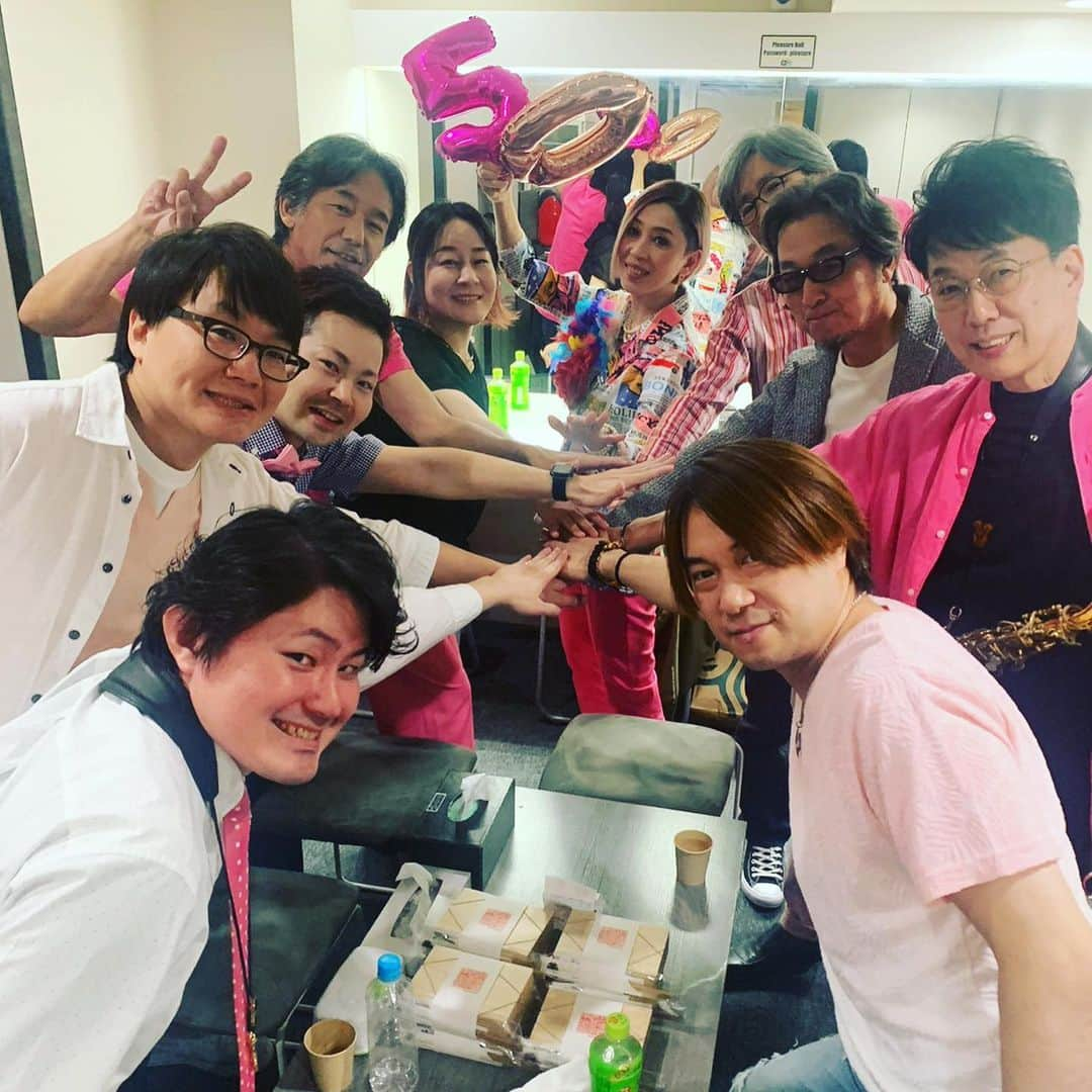 ミズノマリさんのインスタグラム写真 - (ミズノマリInstagram)「💝 誕生日コンサート、 無事終わりました！ なかなかのロングタイムになりましたね😝 ありがとうございました😊  観に来ていただいた皆さま、 難しいドレスコードにもお応えいただき嬉しかったです！ そして、 いつもいつも支えてくれるミュージシャンとスタッフの皆さま、 素晴らしいコンサートを作り上げてくれて 本当にありがとうございます💝  また少しずつ写真アップしますね🥰  ※私の衣装は、 新宿で新聞を配る新宿タイガーと言われました🤣」4月30日 11時58分 - mari_mizuno