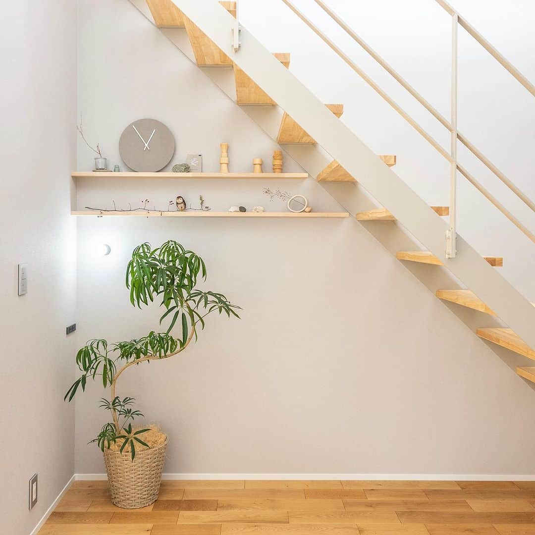 ルポハウス一級建築士事務所さんのインスタグラム写真 - (ルポハウス一級建築士事務所Instagram)「・ ・ ・ 階段廻りの吹き抜けから、柔らかな光が下りるリビング。 ・ 観葉植物の緑が差し色となるような、穏やかなトーンでまとめています。 ・ ・ ・ 担当設計士/橋本健史 @_kenji_hashimoto_ ・ ・ ・ ■ゴールデンウイーク休業のお知らせ 誠に勝手ながらルポハウス全スタジオにおいて、下記の通りゴールデンウィークのお休みを頂戴いたします。  2023年4月29日(土)～ 5月5日(金)  期間中のお問い合わせにつきましては、5月6日(土)より順次対応させていただきます。  ご不便をお掛けいたしますが、ご了承のほどよろしくお願いいたします。  ※見学会ご予約のみ、随時受付・ご連絡させていただきます。  𓐌𓐌𓐌𓐌𓐌𓐌𓐌𓐌𓐌𓐌𓐌𓐌𓐌𓐌𓐌𓐌𓐌𓐌  ルポハウスの施工事例はこちらまで☞ @reposhouse  𓐌𓐌𓐌𓐌𓐌𓐌𓐌𓐌𓐌𓐌𓐌𓐌𓐌𓐌𓐌𓐌𓐌𓐌 #ルポハウス は#ちょっとかっこいい家 を"友人のために" という思いでつくっています。 一生に一度の#マイホーム。 「あなたにしかできない」×「ルポハウスだからできる」で、 私たちだけの#家づくり を思いっきり楽しんでみませんか？！ ・ ・ ・ #住宅 #注文住宅 #新築一戸建て #家づくりアイディア #家づくり計画 #住宅デザイン #施工事例 #リビング #リビングインテリア #吹き抜け #吹き抜けリビング #階段 #階段インテリア #吹き抜け階段 #造作tvボード #無垢床 #プレイリーホームズ #ドナオーク」4月30日 12時00分 - reposhouse