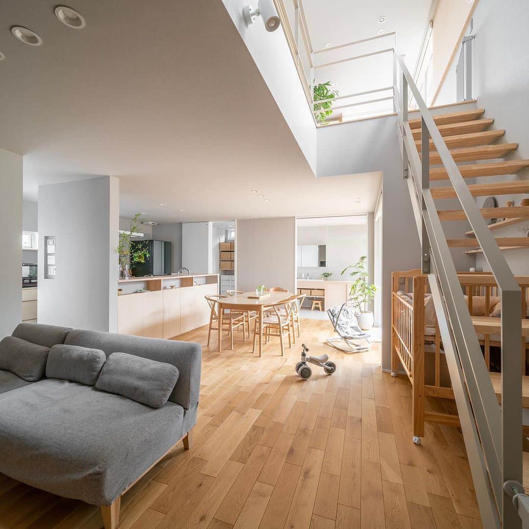 ルポハウス一級建築士事務所さんのインスタグラム写真 - (ルポハウス一級建築士事務所Instagram)「・ ・ ・ 階段廻りの吹き抜けから、柔らかな光が下りるリビング。 ・ 観葉植物の緑が差し色となるような、穏やかなトーンでまとめています。 ・ ・ ・ 担当設計士/橋本健史 @_kenji_hashimoto_ ・ ・ ・ ■ゴールデンウイーク休業のお知らせ 誠に勝手ながらルポハウス全スタジオにおいて、下記の通りゴールデンウィークのお休みを頂戴いたします。  2023年4月29日(土)～ 5月5日(金)  期間中のお問い合わせにつきましては、5月6日(土)より順次対応させていただきます。  ご不便をお掛けいたしますが、ご了承のほどよろしくお願いいたします。  ※見学会ご予約のみ、随時受付・ご連絡させていただきます。  𓐌𓐌𓐌𓐌𓐌𓐌𓐌𓐌𓐌𓐌𓐌𓐌𓐌𓐌𓐌𓐌𓐌𓐌  ルポハウスの施工事例はこちらまで☞ @reposhouse  𓐌𓐌𓐌𓐌𓐌𓐌𓐌𓐌𓐌𓐌𓐌𓐌𓐌𓐌𓐌𓐌𓐌𓐌 #ルポハウス は#ちょっとかっこいい家 を"友人のために" という思いでつくっています。 一生に一度の#マイホーム。 「あなたにしかできない」×「ルポハウスだからできる」で、 私たちだけの#家づくり を思いっきり楽しんでみませんか？！ ・ ・ ・ #住宅 #注文住宅 #新築一戸建て #家づくりアイディア #家づくり計画 #住宅デザイン #施工事例 #リビング #リビングインテリア #吹き抜け #吹き抜けリビング #階段 #階段インテリア #吹き抜け階段 #造作tvボード #無垢床 #プレイリーホームズ #ドナオーク」4月30日 12時00分 - reposhouse