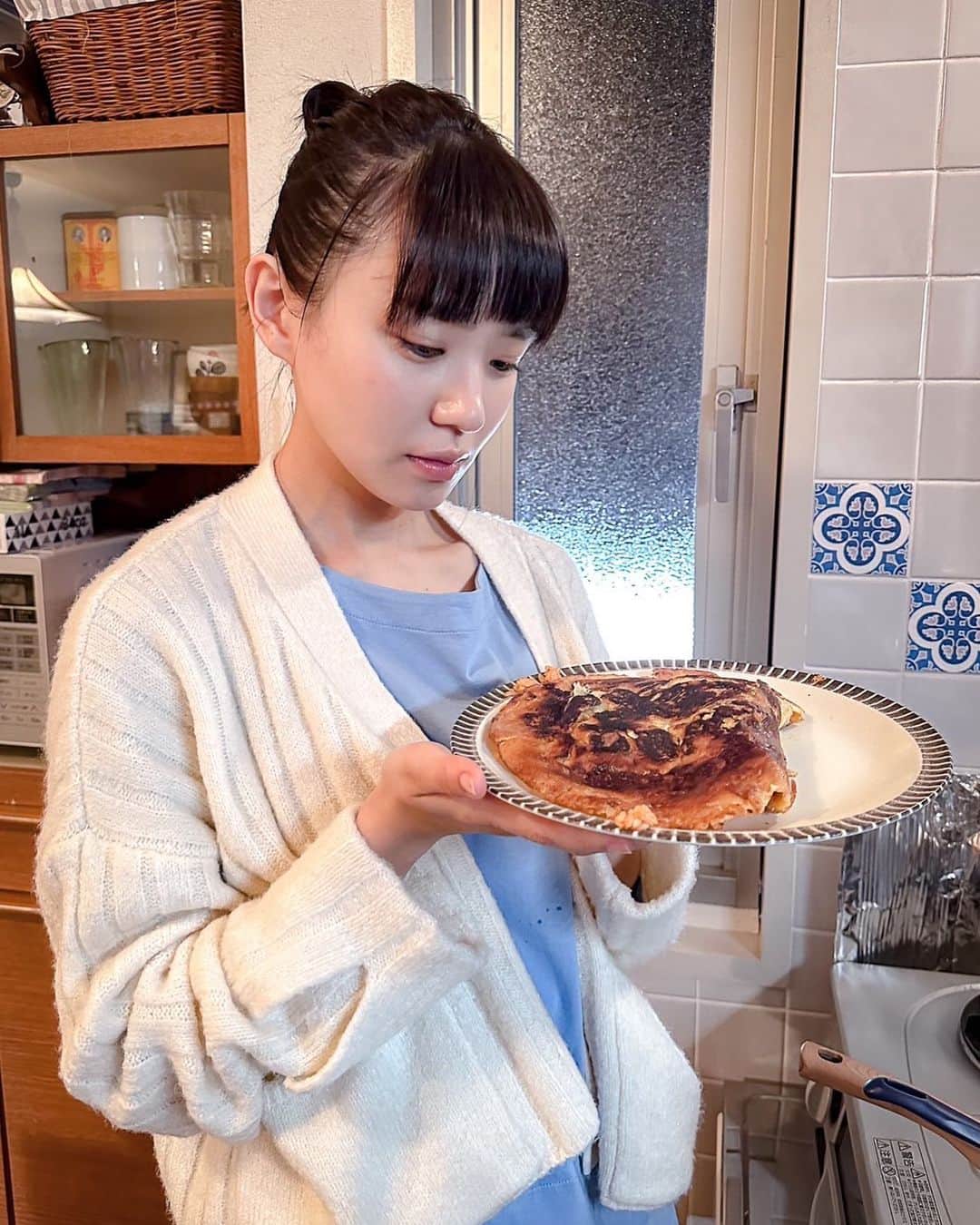 あなたがしてくれなくてものインスタグラム：「🫧オフショットをお届け🫧  第３話から #奈緒 さんと 焦げたオムライスを📸  しょんぼりみちも可愛いです😍  第１話〜３話は #TVer で無料配信中！ プロフィール欄のリンクからチェック📺」