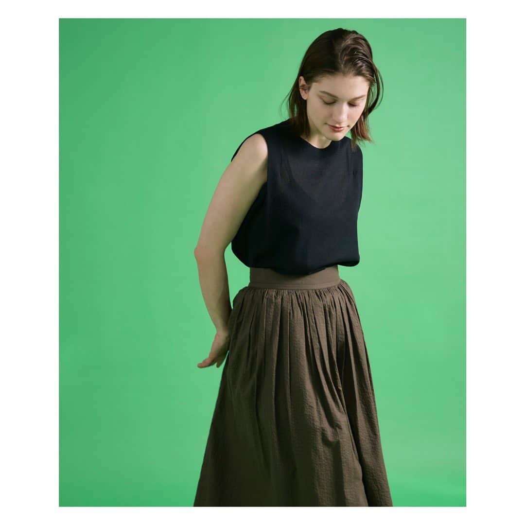 のインスタグラム：「2023 summer collection  knit no.71-32170028 ¥17,930  skirt no.71-32152044 ¥22,000     #superiorcloset #ined #23ss #summer #スーペリアクローゼット #イネド #夏 #新作 #夏服 #スカート#サマーニット #シアートップス #gw #休日コーデ #大人カジュアル #キレイめコーデ」