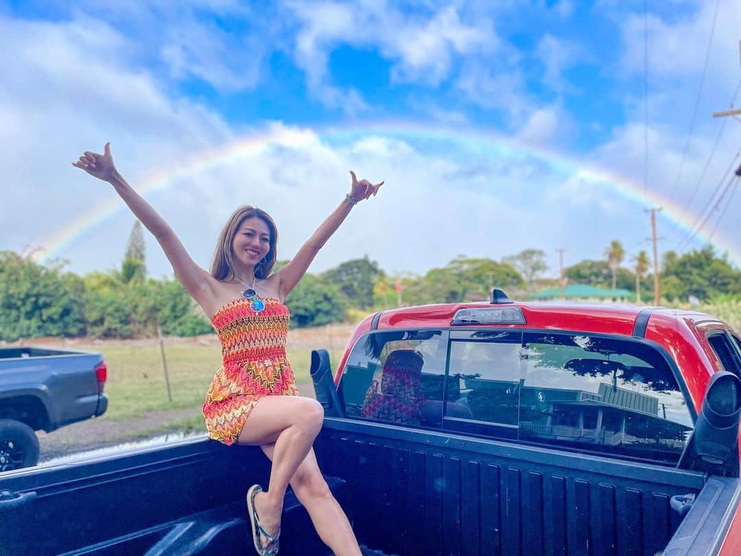 のインスタグラム：「perfect rainbow🌈  車の荷台乗って移動できるのも バイクノンヘルで乗れるのも好き🩵  #Hawaii #hawaiistagram #hawaiilove #hawaiitrip #hawaiivacation #rainbow #🌈 #🤙 #aloha #虹 #ハワイ #ハワイ旅行 #海外旅行 #海外旅行好き」
