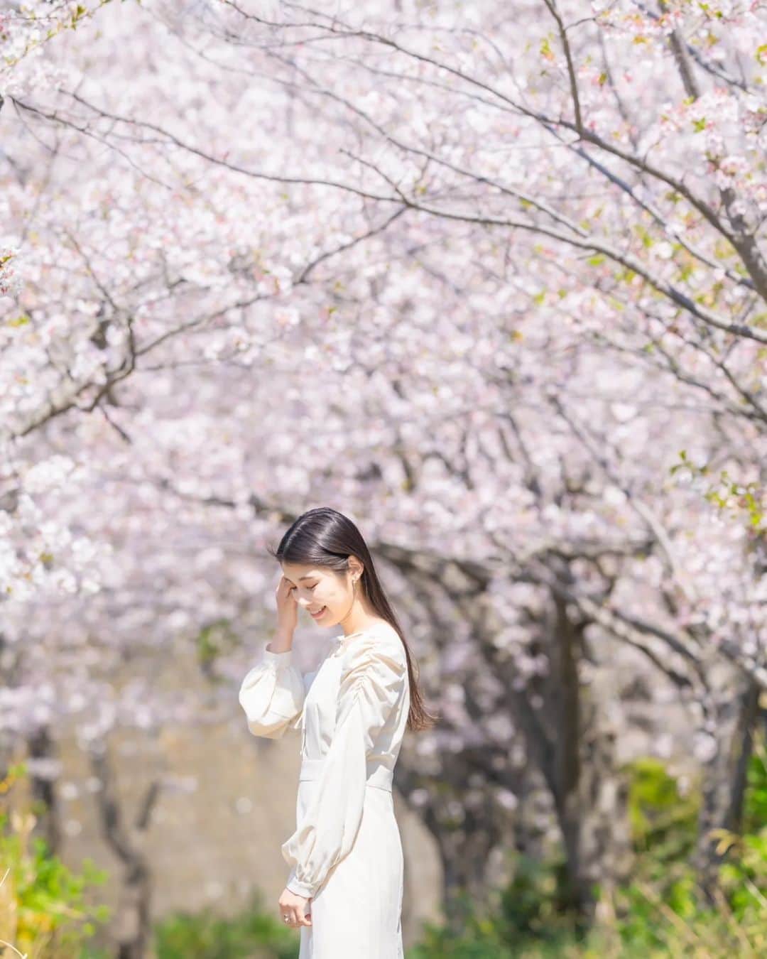 杉原枝利香のインスタグラム：「#🌸  4月も終わりですね。  Photo by @nagayan370528 ✨  #春 #springfashion #springflowers #springphotography #cherryblossom #photography #三浦海岸 #三崎口 #spring (勝手に)#横須賀アピールグラマー ------------------------ #横須賀女子旅 #横須賀観光 #三浦半島 #神奈川 #神奈川観光 #よこすか #ふるさと #地元応援 #地産地消 #yokosuka #ootd #photo #followme #フォローミー ♡♡♡ #シードルアンバサダー #りンご #杉原枝利香 #actress #model」