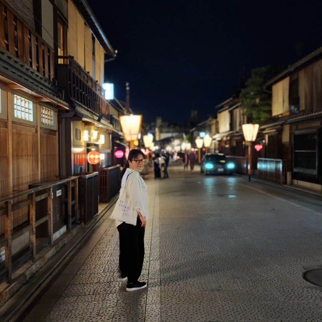 ジェーン・スーさんのインスタグラム写真 - (ジェーン・スーInstagram)「京都に行ってきました。ずっと縁がなかったのに、講演会や大阪へガンバレ☆プロレスを観に行く前日に立ち寄ったりで、ここ2年で4回もお邪魔してます。海外からの観光客がどんどん戻ってきて、街は徐々に活気づいてる。  ご飯もお参りも同じところばかり行ってるけども、いまはそれでいい。あ、写真にあるのは今回の宿泊先のそばにあった建仁寺です。前回、前々回と泊まったホテルはなくなっていた。ショック。  いわゆる「遠征」をやり始めたのはガンプロからで、普段とは違う場所でいつもの選手を観るのがこんなに楽しいとは知らなかった。内容はいつもと同じにはならないから。  野球ファンはこれをずっとやっていたのだな。そりゃ楽しいよね。シーズン前のキャンプを観に行く人の気持ちがいまならよくわかる。お相撲もアイドルもそうだね。好きなものを楽しめるのがいちばんのぜいたくだな。」4月30日 12時06分 - janesu112