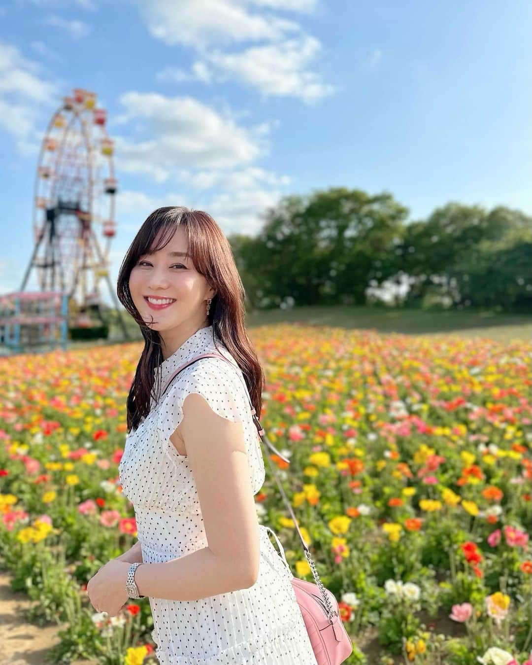 村上麻衣のインスタグラム：「東京ドイツ村🌸🌷  貸切状態でとーっても楽しかったです。 ここ穴場でおすすめです🌷  4枚目、ソリみたいなのですべるの😆 昨春も遊んだけど今年も! 大人でも楽しいからみんなやってみて〜✨  #お花畑 #東京ドイツ村 #レジャー #花畑#japan #flowers」