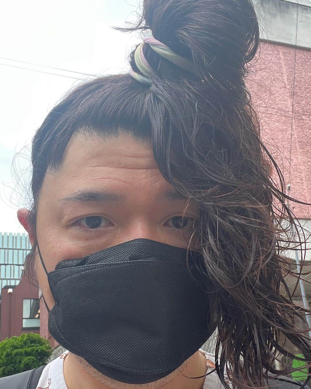 326のインスタグラム：「おはようございます 中邑真輔です  個展会場まで急いでます  思った以上に朝の準備に時間がかかってしまって 余裕持ってたのに数分遅刻しそうです  井の頭公園には入っていますので あと5分くらいかと  今日も一日よろしくお願いいたします」
