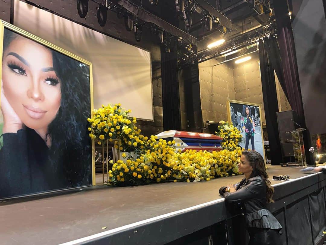 クラウディア・ジョーダンのインスタグラム：「Today we honored such a beautiful soul, a wonderful friend and a special human being. @ikitchie gone way too soon at 49 years young. But the impact you made on SO many people was beyond evident today. Words cannot explain how much we will miss you and your radiant smile Kitchie. I promise to live more for TODAY and for what makes ME happy moving forward in YOUR honor and to leave no boxes unchecked on the bucket list of life. I love and miss you so much girl! You served everyone else and put yourself last. Rest well beauty 💙🕊️💫」