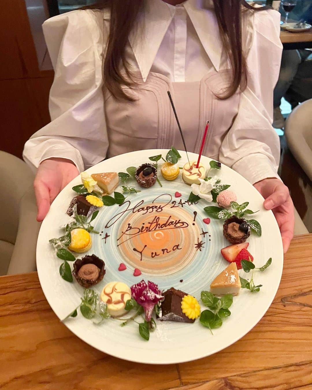 のインスタグラム：「ゆうなの誕生日🤍 皆と楽しい夜を過ごしました🌃 おめでとう🐰🫶🏻」