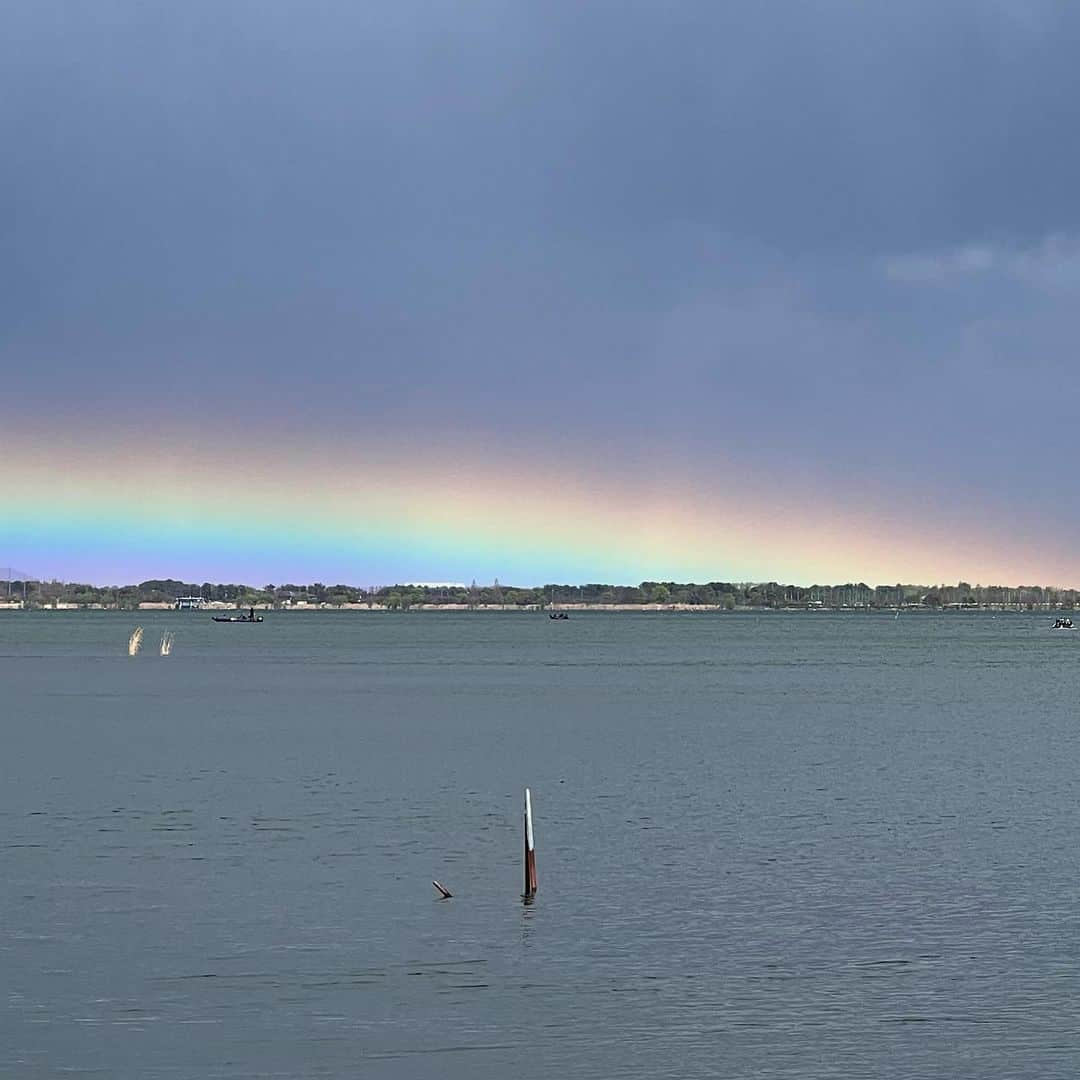 琵琶湖グランドホテル / 京近江のインスタグラム：「琵琶湖にかかった低い虹🌈 今日はどんな琵琶湖に出会えるかな？ #琵琶湖 #虹 #絶景 #びわ湖大津いいね #シガリズム #今こそ滋賀を旅しよう #滋賀観光 #滋賀 #京都 #旅行 #琵琶湖グランドホテル #京近江 #lakebiwa #rainbow #sky #beautifulview #shiga #kyoto #japan #travel #gobiwako #hellootsu #biwakograndhotel #kyooumi @biwakograndhotel_kyooumi」