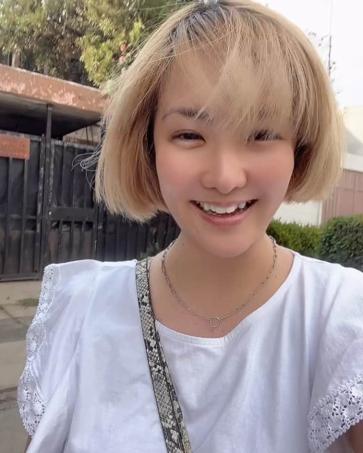 希良梨のインスタグラム：「Hola🩵 Me corte el pelo✂️ 3ヶ月伸ばした髪を、切ってきた！ 生まれて初めて、シャワー台でバケツのお水で頭を洗ってもらった😆ドキドキしたけど楽しかった😆🩷隣に猫様🐱がいた🤩🩷 おばさま、私の髪を切ってくれてありがとう😊また来ます🌻  私の日本の大好きなアニメの歌の歌詞を載せておきます  STUDIO GHIBLI  From  『 Kiki's Delivery Service 』  『 やさしさに包まれたなら 』  小さい頃は神様がいて 不思議に夢をかなえてくれた 優しい気持ちで目覚めた朝は 大人になっても 奇跡は起こるよ カーテンを開いて 静かな木漏れ日の やさしさに包まれたなら きっと 目に映る全てのことは メッセージ  小さい頃は神様がいて 毎日愛を届けてくれた 心の奥にしまい忘れた 大切な箱 開くときは今 雨上がりの庭で くちなしの香りの やさしさに包まれたなら きっと 目に映る全てのことは メッセージ  カーテンを開いて 静かな木漏れ日の やさしさに包まれたなら きっと 目に映る全てのことは メッセージ  #méxico  #周りのメキシコの人達にジブリをおすすめしている今日この頃 #ジブリ  #studioghibli  #anime #mexicocity」