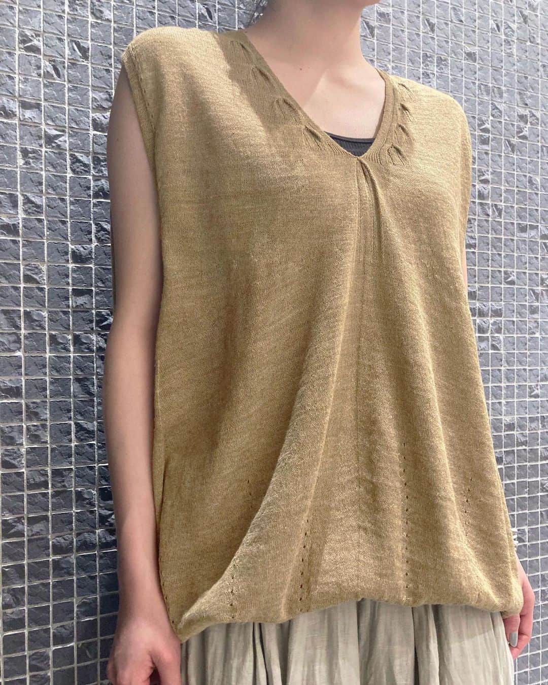 pas de calais -パドカレ-さんのインスタグラム写真 - (pas de calais -パドカレ-Instagram)「•  pas de calais  New item  Summer knit vest.  リネンにポリエステルを合わせた素材を使用した、清涼感のあるサラッとした風合いのサマーニットベスト。ドレープ感が女性らしいベストです。  5月中旬入荷予定。  •Knit Vest (No.2367) Beige, Black 25,300yen Linen 70%. Polyester 30%  #pasdecalais  #pasdecalais_offical_jp  #パドカレ #knitvest #summervest  #パドカレコーデ」4月30日 12時18分 - pasdecalais_official_jp
