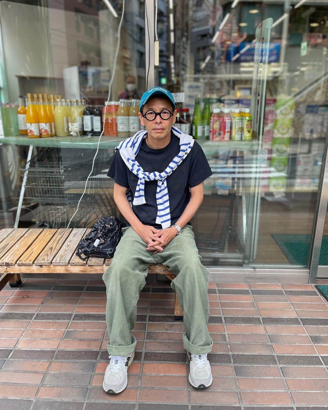 松浦弥太郎さんのインスタグラム写真 - (松浦弥太郎Instagram)「まだ使ってるシリーズ夏バージョン。いつものスーパーマーケットにて。先日、友だちがセントジェームズのバスクシャツを肩にかけて着ていて、すてきだなあと思って真似しました。恥ずかしいけどこれも30年超え。生地はよれよれだけどまだ着れる。Tシャツは10年くらい前のカウブックス。あとはU.S.ARMYベイカーパンツ。ぶかぶかです。これはいつ買ったか覚えてません。どれもこれも、いつもどおり、まだ着てるものばかり。長い付き合いの友だちのようです。#松浦弥太郎 #セントジェームズ #日々の100」4月30日 12時24分 - yatarom