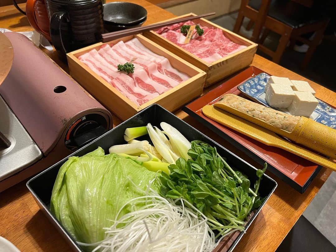 黒咲ななのインスタグラム：「. . 皆にオススメされてた しゃぶしゃぶやさん🐷🤍 . . めちゃくちゃ美味しかった🤍 ヒレカツがとんでもなかった🤪 . .  #宮古島#🌺🌴#沖縄#旅行#okinawa#宮古島グルメ #豚匠宮古島邸 #豚匠#しゃぶしゃぶ #宮古島旅行 #宮古島ホテル #海 #travel#」