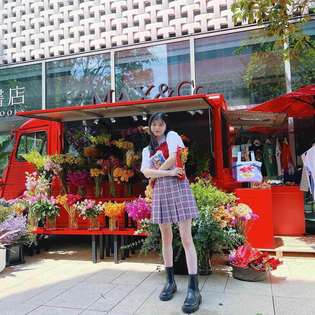 紺野彩夏さんのインスタグラム写真 - (紺野彩夏Instagram)「4/15～5/7まで渋谷キャストガーデンと代官山T-siteにてマックスアンドコーのポップアップイベントが始まったので、遊びに行ってきました☺︎ ブランドカラーで彩られた赤のキュートなワゴンやフラワーマーケット、新作LET’S DRAWカプセルコレクションをはじめとした23SS新作が一足先に見られます🫶 イベント会場と伊勢丹新宿、阪急うめだ本店の店舗では、特別なギフトがもらえるキャンペーンもしてるみたいです！ ぜひ世界観を楽しめるイベントに遊びに行ってみてください〜！ #マックスアンドコー #maxandco #CoLLABORATION」4月30日 12時31分 - ayaka_konno_official