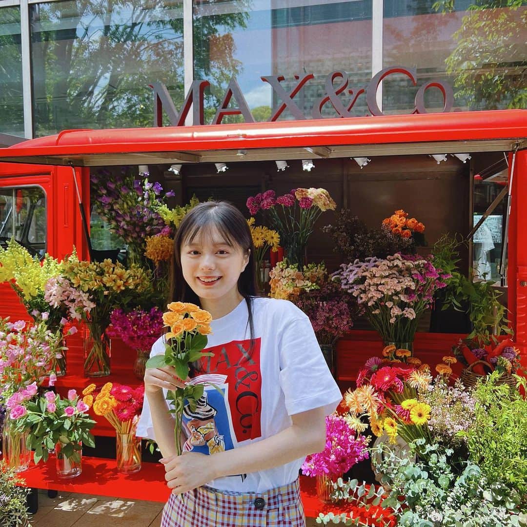 紺野彩夏のインスタグラム：「4/15～5/7まで渋谷キャストガーデンと代官山T-siteにてマックスアンドコーのポップアップイベントが始まったので、遊びに行ってきました☺︎ ブランドカラーで彩られた赤のキュートなワゴンやフラワーマーケット、新作LET’S DRAWカプセルコレクションをはじめとした23SS新作が一足先に見られます🫶 イベント会場と伊勢丹新宿、阪急うめだ本店の店舗では、特別なギフトがもらえるキャンペーンもしてるみたいです！ ぜひ世界観を楽しめるイベントに遊びに行ってみてください〜！ #マックスアンドコー #maxandco #CoLLABORATION」