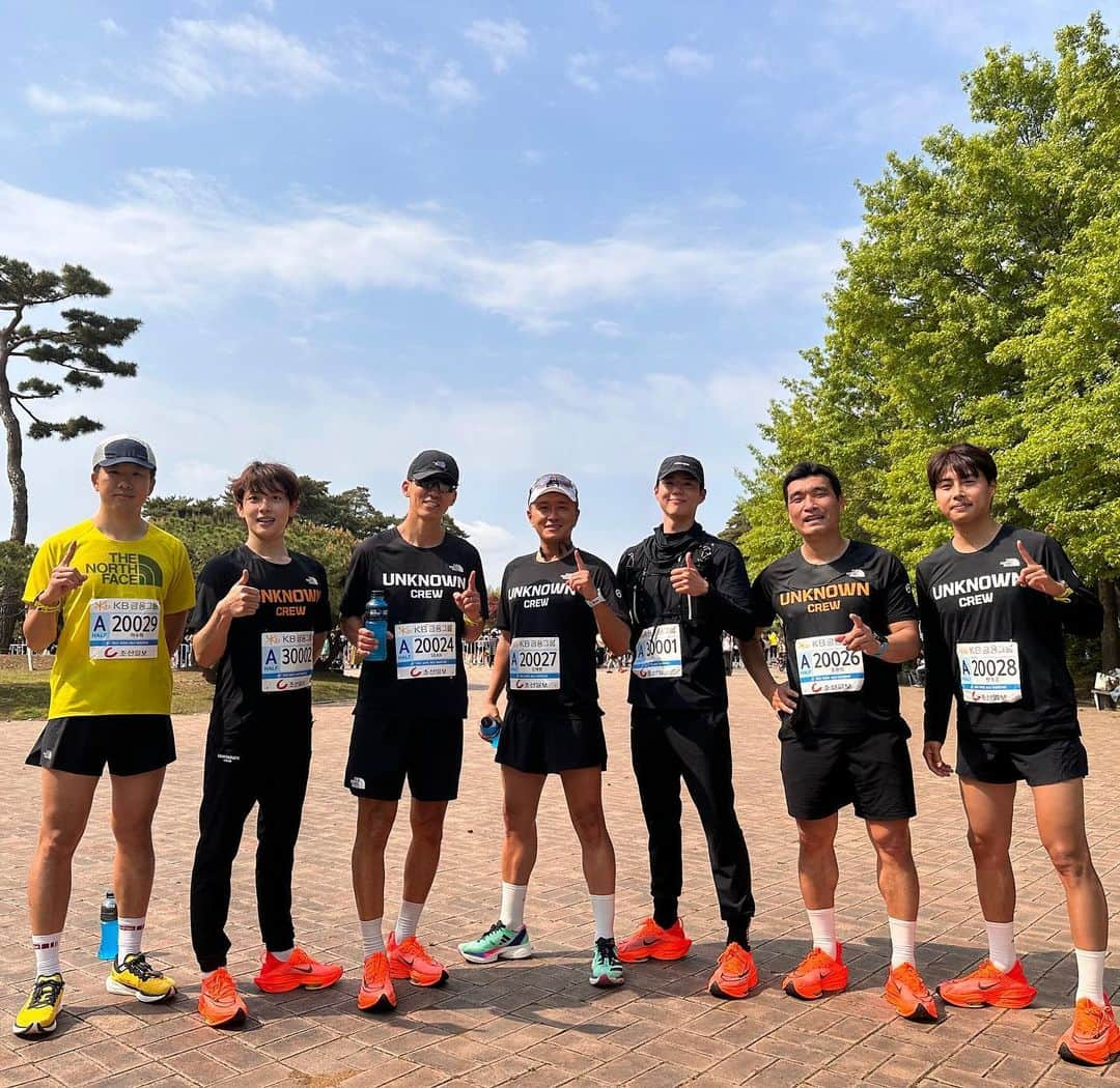 チン・テヒョンさんのインスタグラム写真 - (チン・テヒョンInstagram)「슈퍼스타 마이 브로들  끝까지 너무 잘 뛰어줌 함께함이 영광이었다 🏃🏽👍🏾⚡️⭐️  큰형 션형님 항상 멋있고 존경하고 감사해요 우리 원희 마지막까지 포기 안해서 정말 멋졌어요  우리 상큼 상큼 시완이 최고다 또 달리자 우리 반짝 반짝 보검이 선수인줄 ㅎㅎ 두사람 드라마 건강하게 잘 찍어 응원할게  그리고 마이 브로스 수하 호준이 너흰 그냥 멋진 마이 브로스야   또 달립시다 #unknowncrew #언노운크루   따뜻한 봄날 각자의 자리를 떠나 주로에서 만난 형제들 ⭐️🤍  #러너 #러닝 #달리기 #마라톤  #서울하프마라톤 #2023  #따뜻한봄날  #션 #조원희 #임시완 #박보검 #장호준 #어수하   마지막에 모두 500m 남기고 함께 피니쉬하려고  기록을 포기한 우리 형제들 리스펙트 ⭐️👍🏾」4月30日 12時41分 - taihyun_zin