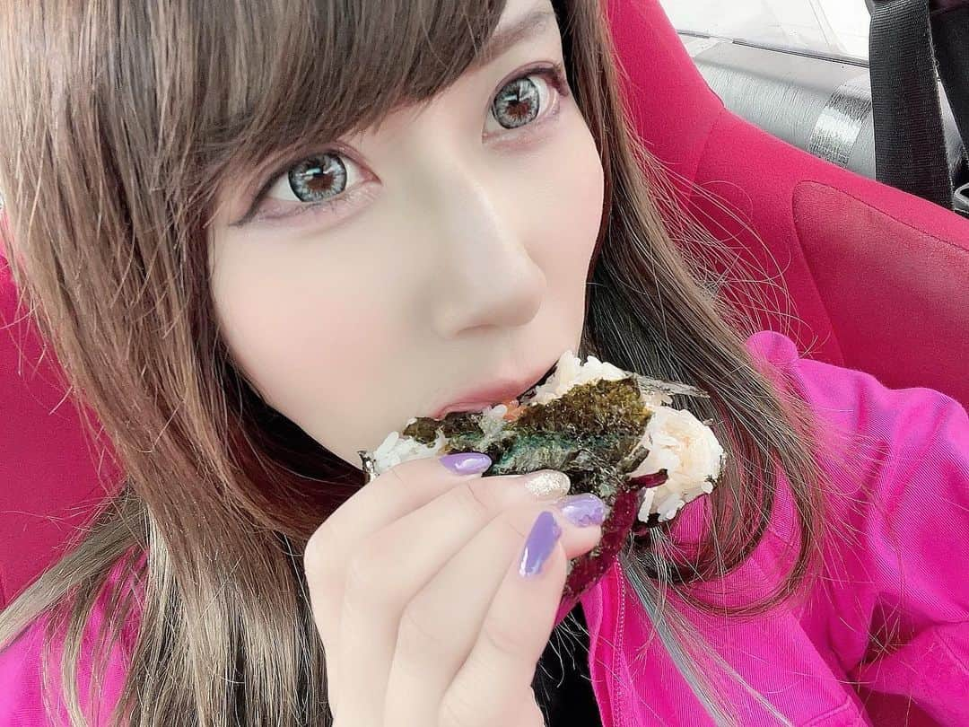 七星ジュリアのインスタグラム：「はむはー♡  昨日、シルビア君が不動になったので今日は横乗り姫に徹したいと思いますw  積車で来て良かった良かった！ サーキットで初めて不動になった(;_;)  身近に度胸が凄くて上手な人が居るからその突っ込み精神を学んできますw  あとで少し車借りて乗ろーと！  おにぎり端っこから落ちてしまう直前の写真w  #七星じゅりあ #エビスサーキット #シルビア君 #ごめんね」