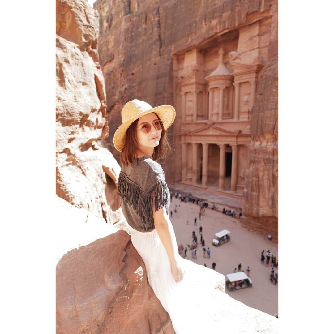 宇賀なつみのインスタグラム：「*  2000年以上前、切り立つ岩壁を削って、 こんなに巨大な都市を築いたなんて…  大きな岩の裂け目をくぐって奥に進むと、 宝物殿や劇場、墓などを見つけられました。  歩き回ってクタクタになったけど、 これでもまだ全体の1％ほど‼︎  夜にはたまたま、 プロジェクションマッピングが開催されていたので、 疲れた体に気付かぬふりをして、もう一度歩きました。  灯りがないので、スマホのライトを照らしながら… ようやく辿り着いた頃には息が上がっていたけど、 30分間のショーは、圧巻‼︎  ペトラの成り立ちから、先進的なグラフィックまで、 まさに、古代と現代のコラボレーションでした。  大人だけに許された夜の冒険‼︎ 久しぶりに何もかもを忘れて、 倒れるように眠ってしまいました。  #petra #jordan #ペトラ遺跡 #ヨルダン #わたしには旅をさせよ  #うがたび #宇賀なつみ」