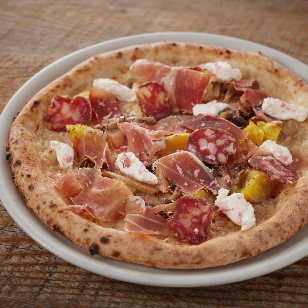 のインスタグラム：「* 800°DEGREES ARTISAN PIZZERIA  How about cherry blossom pizza? with toppings from Kanagawa   Click link to see full menu!  #800degreesjapan」