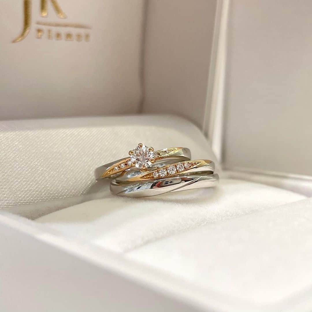 JKプラネット銀座.表参道.福岡|結婚指輪セレクトショップのインスタグラム：「💍✨【 JKPLANET LIMITED EDITION -JKプラネットリミテッドエディション- 】  『光 〜瞬間と永遠の輝き〜』をテーマにした JKPLANET®︎初のオリジナルブランド  〜 結婚指輪 & 婚約指輪をご紹介 〜  ･･････婚約指輪･･････ ▶︎ デザイン :【JKPL-1E】  ウェーブラインの中心に ピンクゴールドを配色したコンビネーションリング💍  ベーシックな形の中にも アクセントがありファッション性が高い1本🕊✴︎  ▶︎ 価 格  　¥264,000〜 ／Pt950×K18PG(0.2ct)  ･････結 婚 指 輪 ･････ ▶︎ デザイン :【JKPL-1L /JKPL-1M】  緩やかなウェーブラインが 薬指の付け根にピッタリとフィットするデザイン🌟  程よいボリューム感で着け心地が良いリングです🌼  ▶︎ 価 格  　Men's ¥137,500- ／Pt950 　Lady's ¥143,000-／Pt950×K18PG #JKPLANETリミテッドエディションJKPL1  ┈┈┈┈┈┈┈┈┈┈┈┈┈┈┈┈┈ JKPLANET公式Instagramはこちら💁‍♀️ ▶︎ @jkplanet.jewelry ┈┈┈┈┈┈┈┈┈┈┈┈┈┈┈┈┈ ＊【 JKPLANET 】SHOP LIST 銀座本店・銀座2丁目店・表参道店・横浜元町店 大宮店・名古屋栄店・福岡天神店・熊本上通店 宮崎橘通り店・鹿児島天文館店  ＊【 JKPLANET LIMITED EDITION 】取り扱い店 JKPLANET全店にてお取り扱い中です💐 ┈┈┈┈┈┈┈┈┈┈┈┈┈┈┈┈┈   #JKPlanet #JKプラネット #JKPLANETLIMITEDEDITION  #JKプラネットリミテッドエディション  #結婚指輪 #婚約指輪 #マリッジリング　 #エンゲージリング #ブライダルリング　 #プラチナリング #ゴールドリング　 #指輪ショット #指輪探し　 #結婚準備 #入籍報告 #wedding #フォトウェディング  #プレ花嫁 #結婚しました  #jewelry #engagementring  #花嫁準備 #サプライズ #プロポーズ  #カップル #入籍 #婚約 #挙式 #卒花」