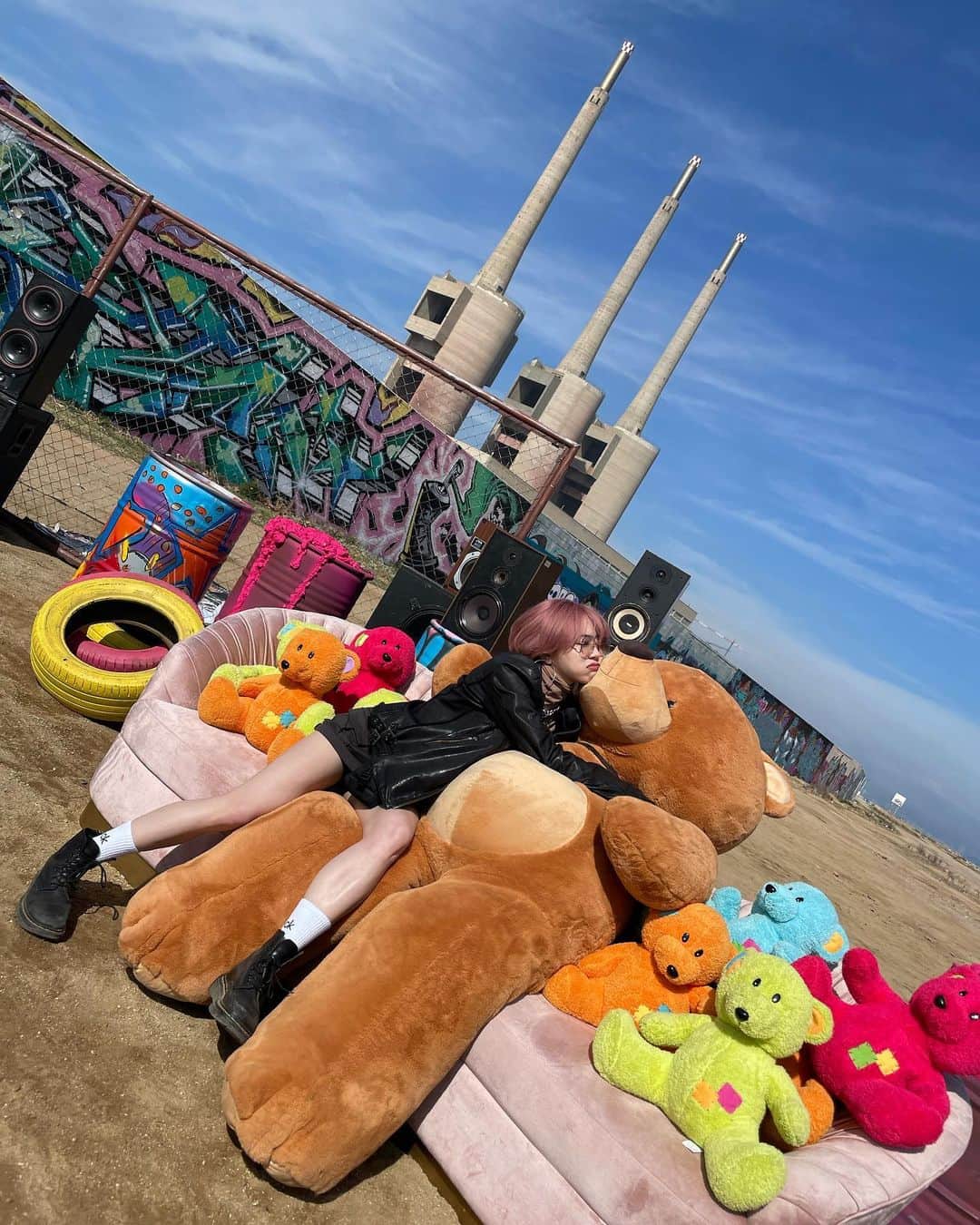 SARAのインスタグラム：「🇪🇸🎥💅🏻🌞🧸❤️‍🔥🐰」