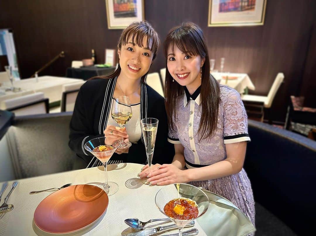 妃海風のインスタグラム：「. . ４月も今日で終わり。 さーみしーいなー🥲✨ . と、いうのも。 お誕生日月ということで、 沢山の人にお祝いしてもらって 幸せすぎるひと月となりました🫣💓💐 . ほんっとほんと、人との出会いに感謝しかありません🙏💓 . . そんな幸せだった４月のラストDAYに投稿しちゃいますのが。。 みちこさんがいつかの日にフレンチに連れてってくださり、お誕生日のお祝いをして下さったものをお届けさせて頂きます🥹🌸✨✨✨ . . なんという紳士っぷりでしょう。。😭🙏 嬉しくてなみなみシャンパン一気に飲んでしまいます🍾✨✨ . . どんどんお美しくなられるみちこさん✨✨ 「アルジャーノンに花束を」でもドキドキするほどの包容力と美しさにきゅんでした❣️ . . 進化を止めないみちこさん、 でも心を大切にされるみちこさん！ 出会いに心から感謝です✨✨😌 . . #４月 #お誕生日 #フレンチ好き #北翔海莉 さん #アルジャーノンに花束を #感謝」