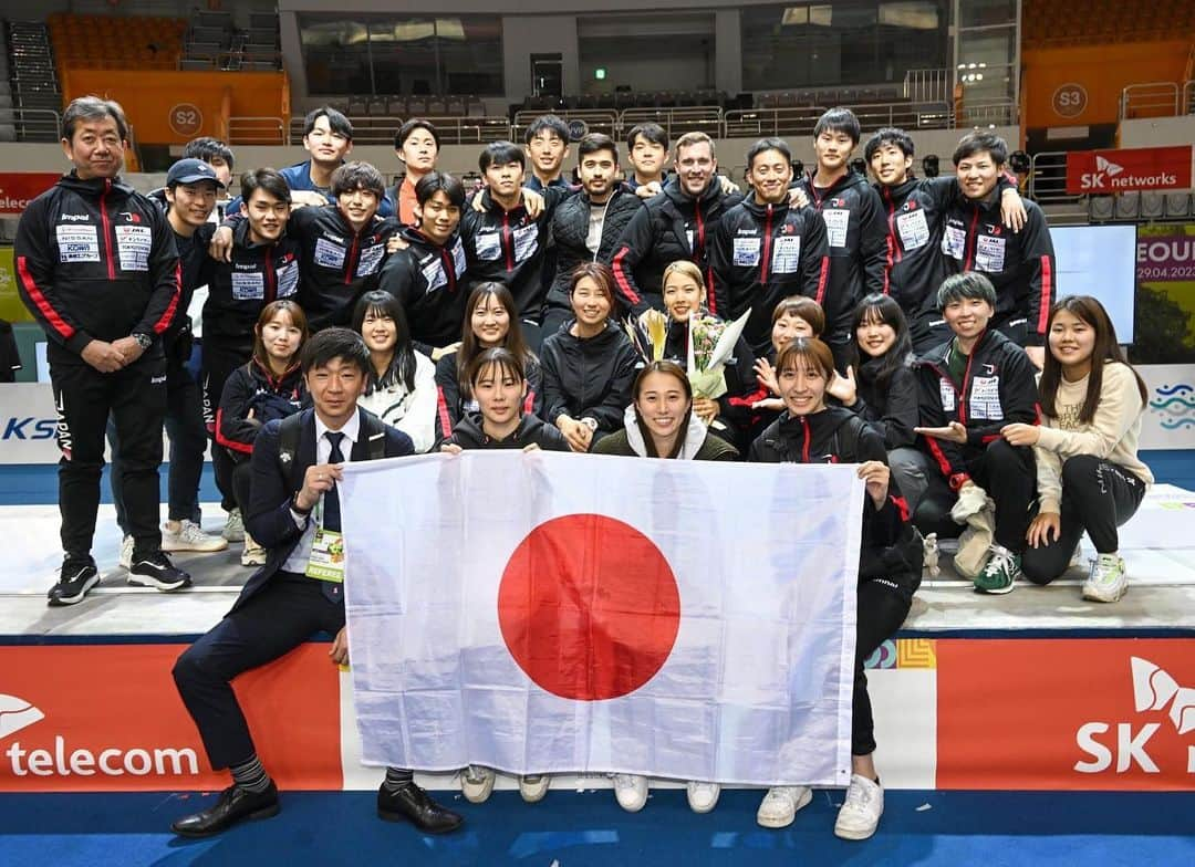 江村美咲さんのインスタグラム写真 - (江村美咲Instagram)「🥉in Seoul GP🇰🇷 ⁡ オリンピックレース初戦良いスタートが切れました。2週間後にはジョージアでW杯が開催されるのでまたしっかり反省と準備をして挑みたいと思います❤️‍🔥 応援、サポートありがとうございました🙏🏻 ⁡ ⁡📷/ @augusto280766 @fencing_fie  ⁡ 個人スポンサー▽ #立飛ホールディングス #エアウォーター #オリエンタル酵母工業 #明治安田生命 #allstar #日の丸交通 #eurekadiamondsjapan ⁡ 協会スポンサー▽ #slcreations #JAL #キンライサー #KOWA #長谷工グループ #東京フェンシング商会 #三洋紙業 #鈴与グループ #タマディック #共同カイテック  ⁡ #フェンシング#𝖿𝖾𝗇𝖼𝗂𝗇𝗀#アスリート#𝖺𝗍𝗁𝗅𝖾𝗍𝖾#スポーツ#𝗌𝗉𝗈𝗋𝗍𝗌 ⁡ ⁡ ⁡」4月30日 12時50分 - emura_misaki