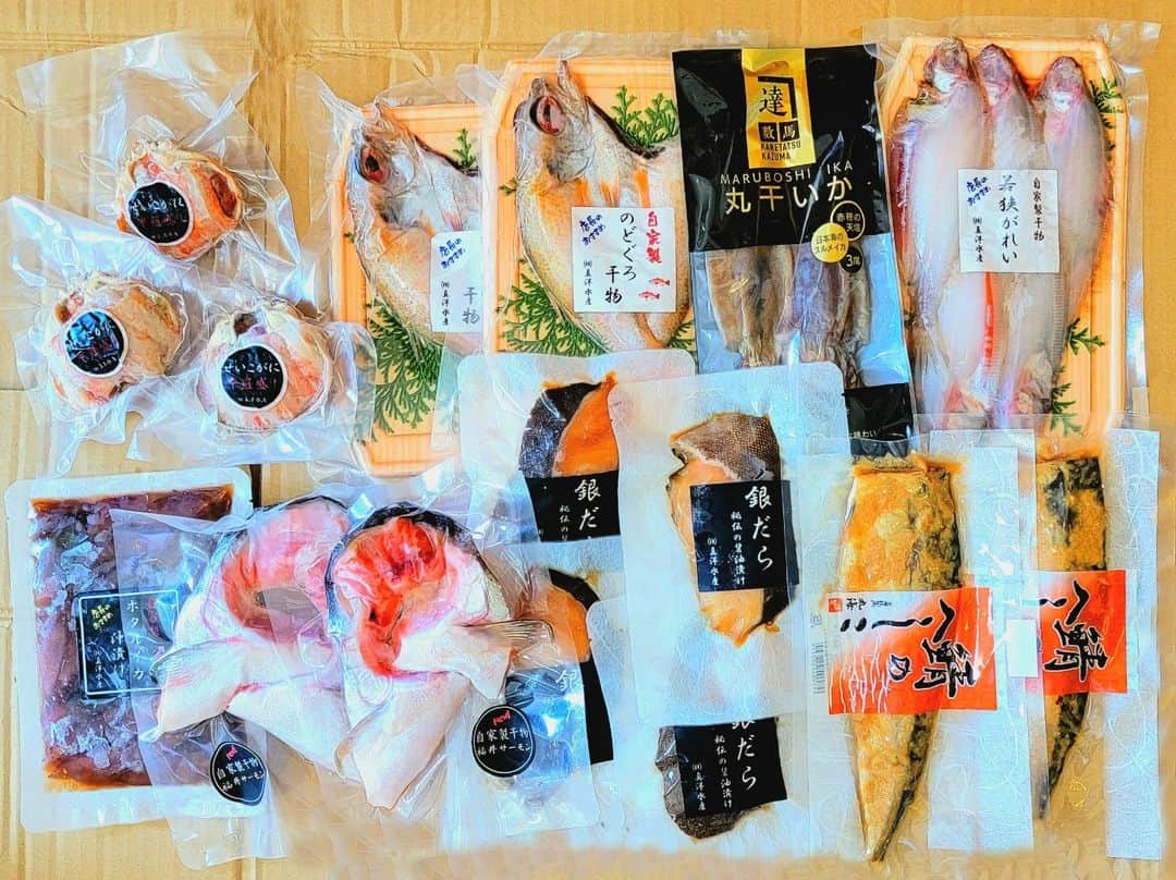 布川敏和さんのインスタグラム写真 - (布川敏和Instagram)「皆さん、日々是好日～(^o^)/  . 先日 仕事の合間に, 水産会社の看板を目にした～👀  ここには 美味い土産が買えること間違いない！っと思い 入店～🏚🚶🏻  魚介類の加工品がたくさん売ってた～！  隣の作業場では 10人程の方々が魚をバンバンおろしてました～🐟🔪  郵送してくれるっつうんで, せいこ蟹･鯖へしこ･丸干いか･鮭かま干物･銀だら醤油漬けを購入～！  それが届いて開けたら, クリビツテンギョ吃驚仰天～📦(°o°)!!  おまけサービス過剰過ぎ~~~❕  有難う御座いました, 真洋水産さん～🙇‍♂️  これで, GWは 日本海の恵みを楽しめますぅ~~~🐟🦀🦑❣️ ⁡ ⁡ 皆さんも, GW楽しんでますかぁ～‪( ˙-˙ )？  .⁡ ⁡⁡布川敏和 オフィシャル HP↓ https://fucknofficial.amebaownd.com   所属プロダクション Fdce HP↓ https://www.r4c-fdce.com/artist-creator  .   #布川敏和 #日本海の恵み」4月30日 12時50分 - fukawatoshikazu