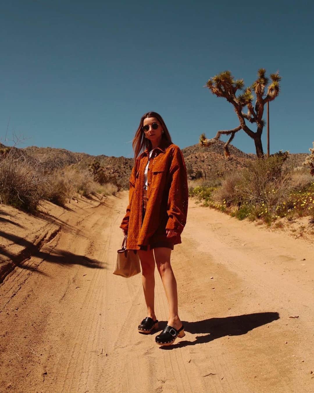 CHARLES & KEITHさんのインスタグラム写真 - (CHARLES & KEITHInstagram)「@juliacomil goes Cali-Boho in Joshua Tree, completing her look with our 70's inspired Gabine studded clogs.   #CharlesKeithGabine #CharlesKeithSS23 #ImwithCharlesKeith」4月30日 13時00分 - charleskeithofficial