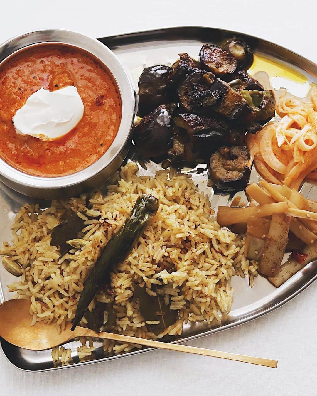 樋口正樹さんのインスタグラム写真 - (樋口正樹Instagram)「curry lunch🌶 . お昼はカレープレート😋 バターチキンカレーの マスカルポーネ添えと、 グリーンカレーの素で 炊き込んだビリヤニと、 辛めのナスのサブジと、 新たまねぎのサラダと、 隙間が少しあったので 最後にうどのきんぴら。 . . . #バターチキン #ビリヤニ #ナスのサブジ #玉ねぎサラダ #うどのきんぴら #カレー皿 #カレープレート #カレー部 #本格カレー #スパイスカレー #カレー好き #curry #curryplate」4月30日 13時02分 - higuccini