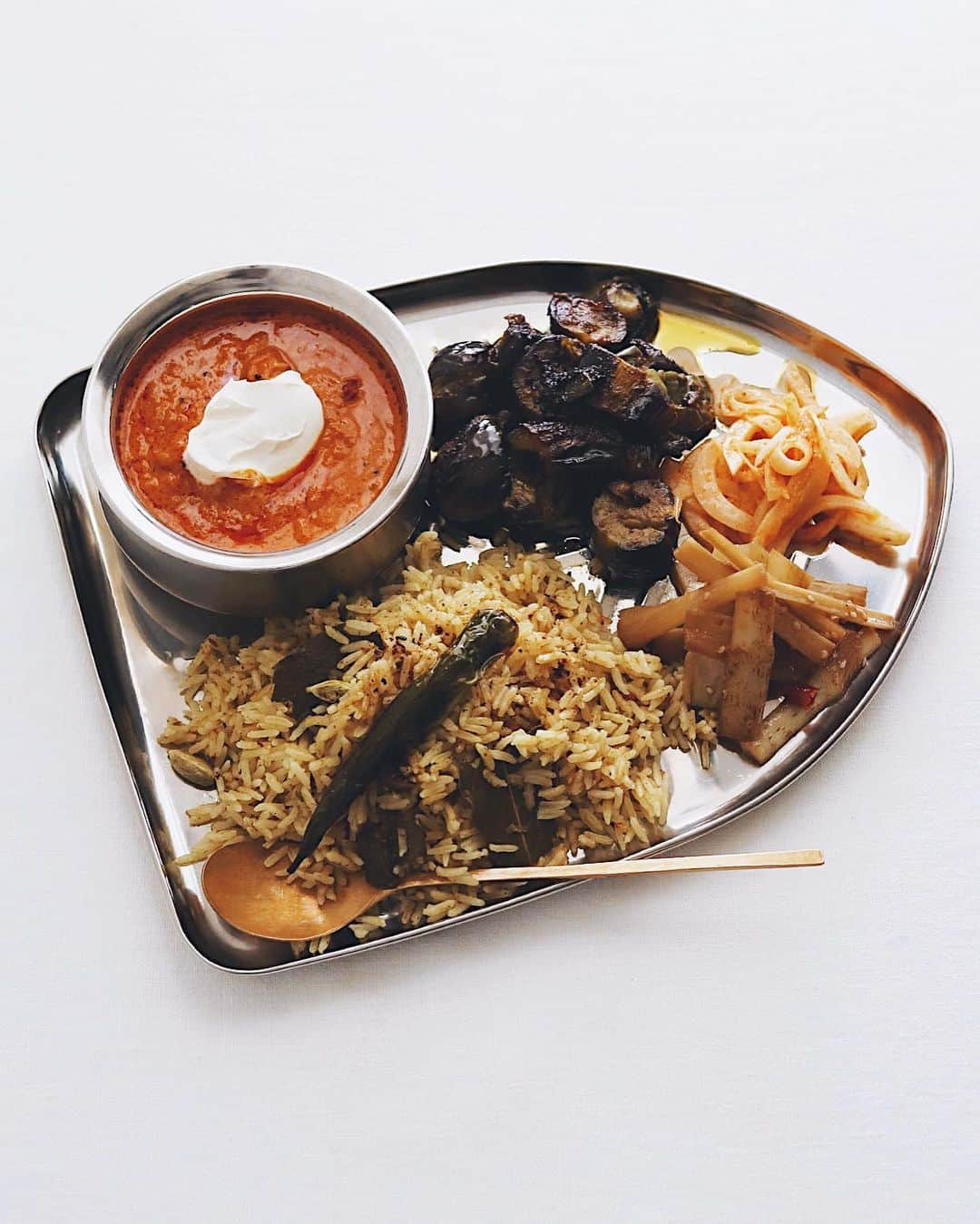 樋口正樹さんのインスタグラム写真 - (樋口正樹Instagram)「curry lunch🌶 . お昼はカレープレート😋 バターチキンカレーの マスカルポーネ添えと、 グリーンカレーの素で 炊き込んだビリヤニと、 辛めのナスのサブジと、 新たまねぎのサラダと、 隙間が少しあったので 最後にうどのきんぴら。 . . . #バターチキン #ビリヤニ #ナスのサブジ #玉ねぎサラダ #うどのきんぴら #カレー皿 #カレープレート #カレー部 #本格カレー #スパイスカレー #カレー好き #curry #curryplate」4月30日 13時02分 - higuccini