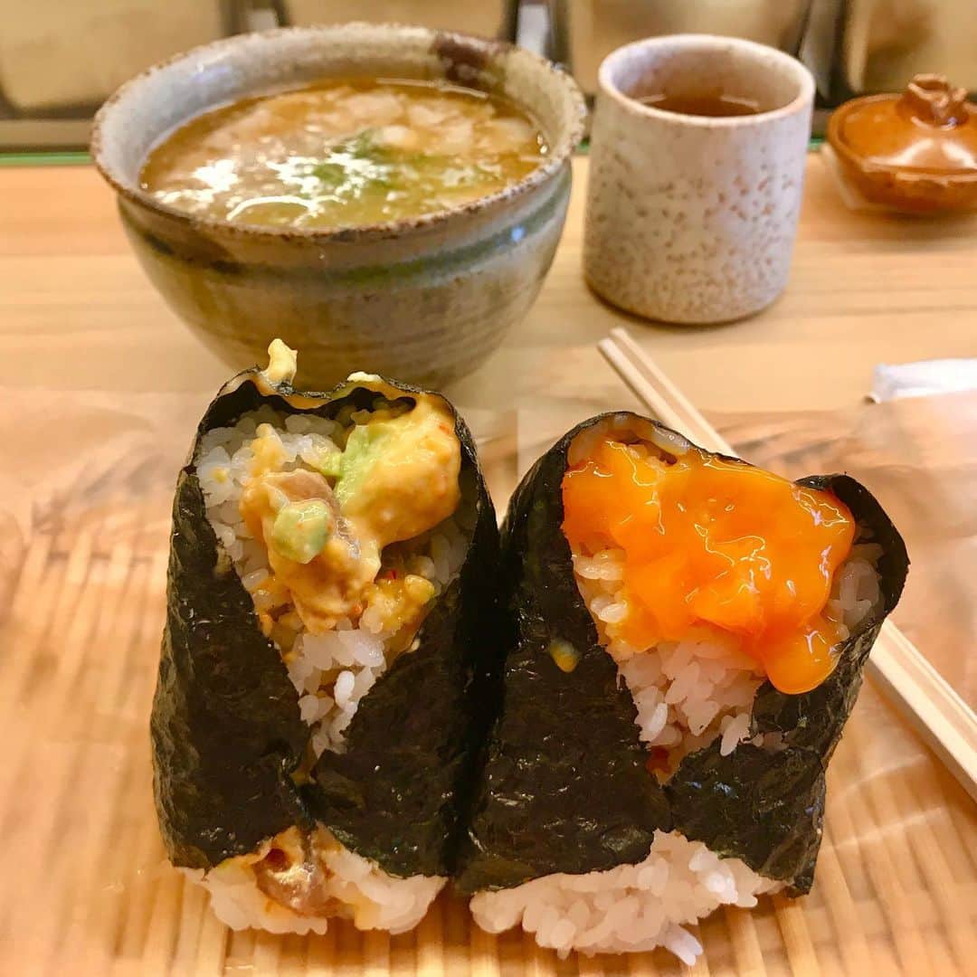 栗原まもるのインスタグラム：「最近外で食べたもの。 3時間待ったおにぎりw ネギトロ冷やし中華 スコーンプレート チキンカツ 韓国茶(器が可愛い)と茶屋の看板ネコ☺️💕」