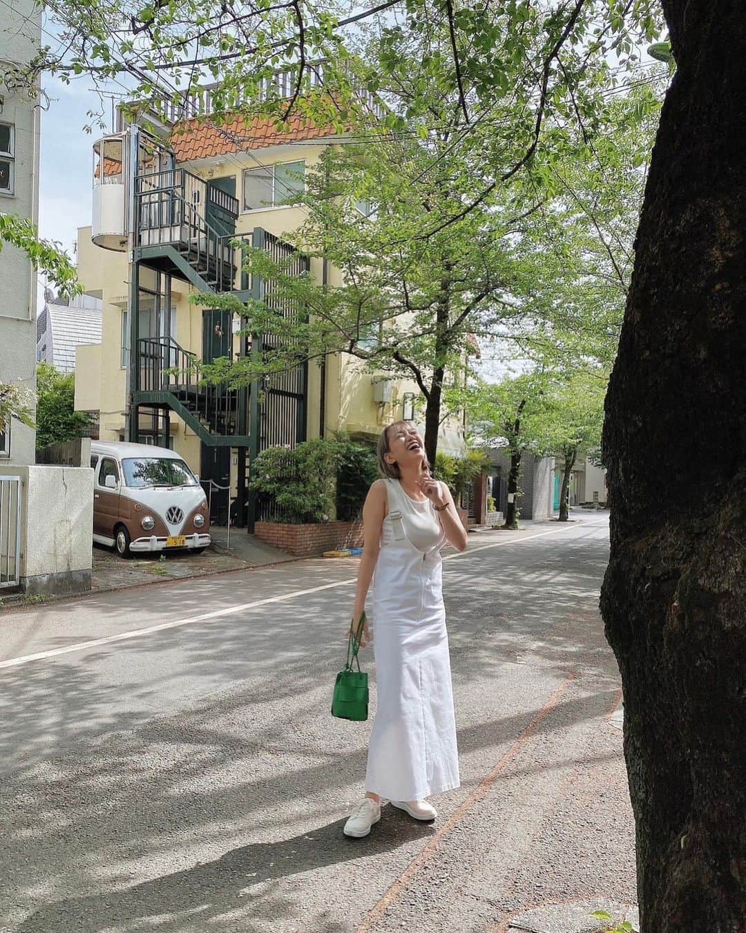 KIMIKA（キミカ）さんのインスタグラム写真 - (KIMIKA（キミカ）Instagram)「もう葉桜だったけど この並木道すごく綺麗だった🌿  5月、6月はライブが増えてくるから いまからとってもたのしみっっ！  すんごいどうでもいいことで爆笑してるんだけど さっちゃんと撮影してるといつもこんなん笑  #KIMIKA#artist#singer#sing#japanese#sakura」4月30日 13時12分 - xiahmin16