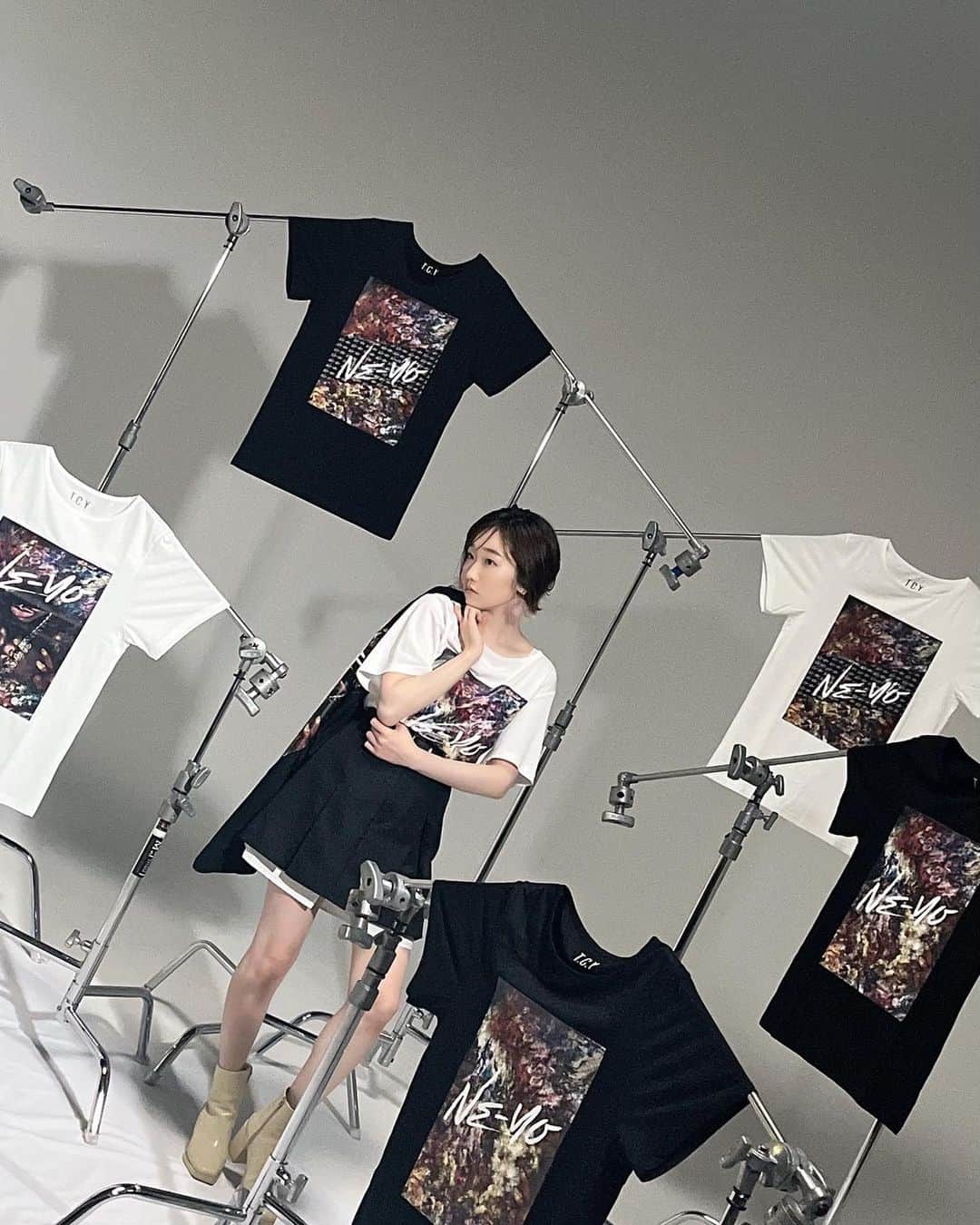 田所あずさのインスタグラム：「「NE-YO TOKYO LIVE 2023」のオフィシャルグッズTシャツのモデルをさせて頂きました！  モデルのお仕事はたしか初めてで…すごく緊張でした…！ 貴重な経験をさせていただきました！  #azusatadokoro  #tadokoroazusa #田所あずさ」