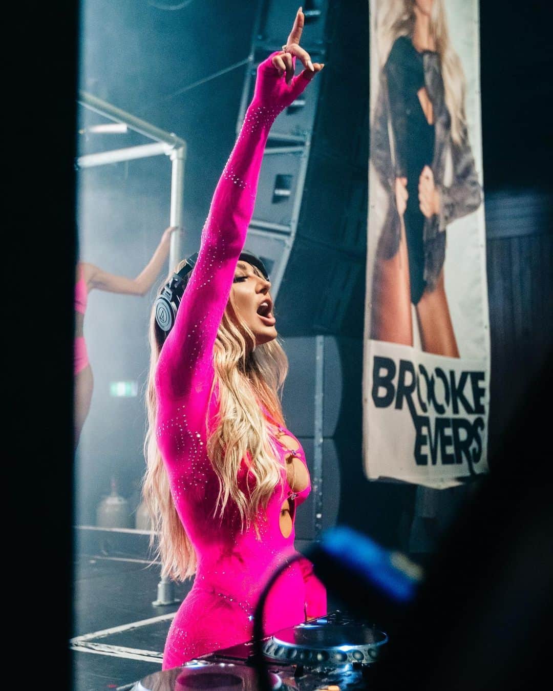 BROOKE EVERSさんのインスタグラム写真 - (BROOKE EVERSInstagram)「Looks like the next @homesydney Show is MAY 20! Get ready for an even hotter show 😈💦」4月30日 13時07分 - brookeevers