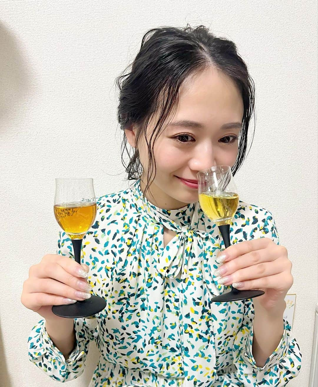 緑川静香さんのインスタグラム写真 - (緑川静香Instagram)「【しーたん日本酒録】 ⁡ 古昔の美酒 日本全国100蔵以上を巡り、ソムリエが厳選した原則10年以上熟成した日本酒、焼酎、梅酒、泡盛のプレミアムブランド🍶 ⁡ ⁡ ・1983 岩の井 岩瀬酒造@千葉 最初酸味が強いかなと思ったけど、飲んでいくとその酸味がいいアクセントになってクセになりむしろ心地よくなってくる熟成マジック。 ⁡ ・1995 葵鶴 稲見酒造@兵庫 熟成用に醸したという純米酒を低温貯蔵の後に常温熟成させたという匠の熟成酒。 優しい広がりで熟成酒があまり好きではない方も綺麗に染み渡ってくれるのではないでしょうか。 ⁡ ・2000 朝日川  朝日川酒造@山形 口の中でどんどん変化する熟成の音程。これがハマっちゃうのよね。 そしてこのオーク感はどこから出てくるのだろう、魅力が散りばめられた熟成酒。 ⁡ ・2001 天恩 川尻酒造場@岐阜 熟成酒の奥深さもありながら不思議と森の中の爽やかな香りが奥の方でする複雑さ。 香りだけでもため息が出る程の気持ちよさ。 ⁡ ・2013 玉川 木下酒造@京都 最初の各方面から来るスパイシーさがインパクト。 ほんのり感じるカラメルの広がりが心地よくてついつい飲み進めてしまう。 ⁡ ⁡ 熟成酒は当時の想い出を振り返るという最高の肴で楽しめる。(産まれる前のものもありますが) それぞれの地域と造り方、熟成方法の仕方でも変わる面白さ。 綺麗に熟成されたお酒はホントに花園。 熟成酒って深い、、、だからやめられない。笑 ⁡  ⁡#しーたん日本酒録  #古昔の美酒 #inishienobishu #古酒 #koshu #vintagesake #熟成古酒 #日本酒古酒 #ヴィンテージ日本酒 #sakelover #古酒の舎 #japanesesouvenir #omiyage #飲み比べは楽しい #贅沢だ #購入先は @inishie_no_bishu の公式サイトもしくはAmazonや楽天、兵庫県淡路島の直営店舗 @kosyunoya です❤️」4月30日 13時09分 - midorikawa_shizuka