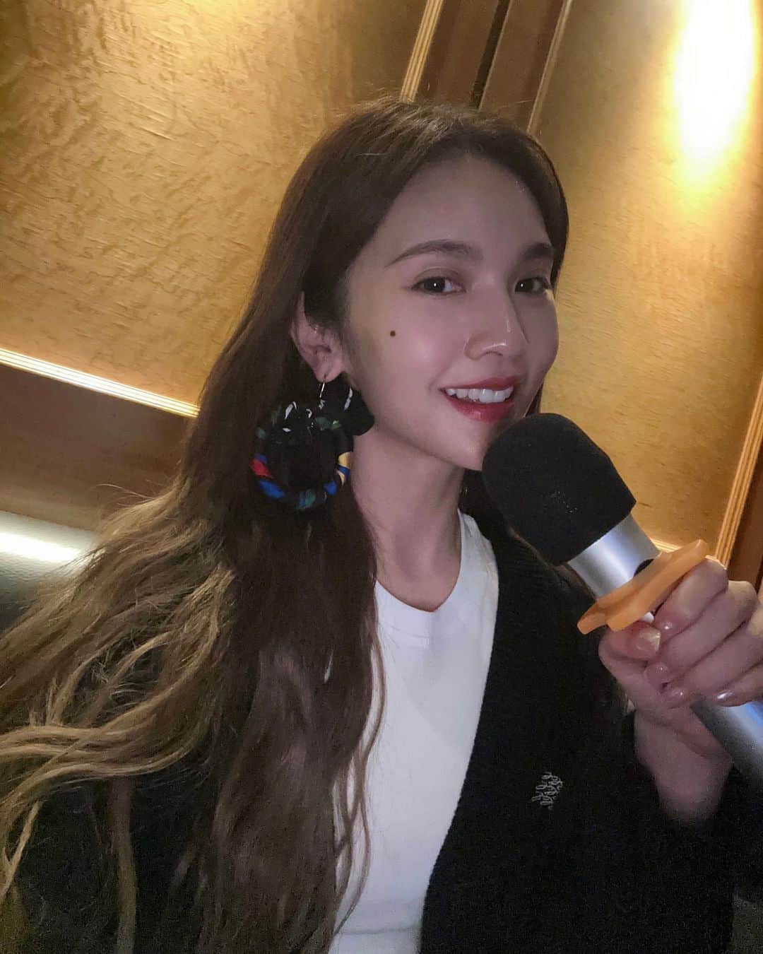 レイニー・ヤンのインスタグラム：「哇… 咻一下，四月就要過去了🥳 有開心的時候、疲憊的時候、沮喪的時候，也有幸福的時候。其實，幾個形容詞很難說明我這個月所有的感受，總之是滋味滿滿。 我準備好迎接五月了！無論是什麼滋味等著我，都是好滋味😌  #生活碎片 #告別四月」