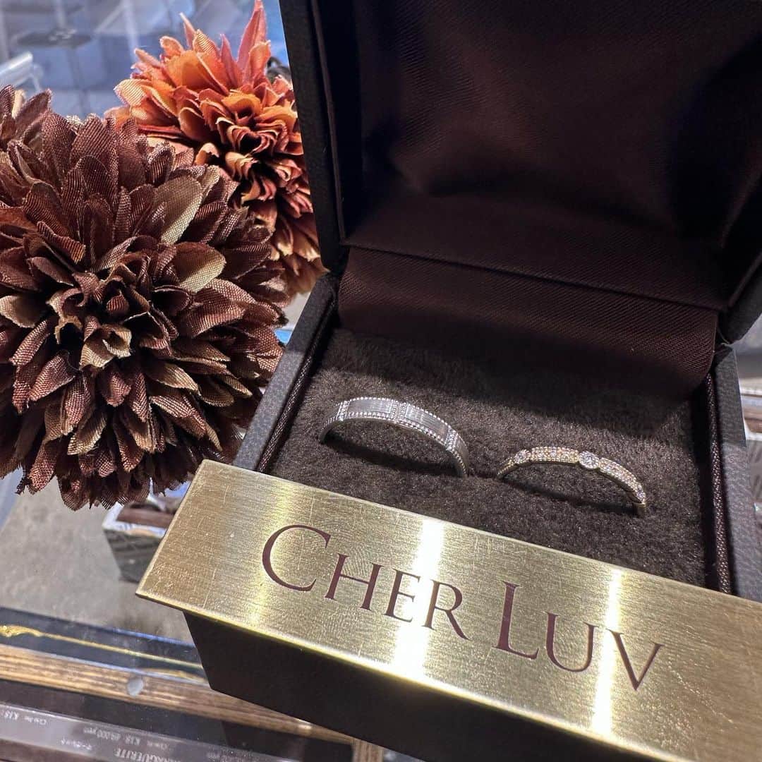 garden(ガーデン)本店さんのインスタグラム写真 - (garden(ガーデン)本店Instagram)「@cher_luv_bridal  . アンティーク調な結婚指輪ブランド"CHER LUV"🍂 . 大人可愛いをコンセプトに個性を出せる人気のブランド！ . ひとつひとつにヨーロッパで愛されるお花の名前がついています🥀 . GWブライダルリングフェア開催✨ . 休日が被る方は多いのではないでしょうか❔ お車でお越し頂きやすいgarden本店では店内も広くゆったりリングを見ていただけます♩ .  *＊. garden岸和田本店 *＊。 @garden_honten . . 大阪府岸和田市荒木町2丁目18-18 (敷地内無料駐車場有り) 072-440-1778 . ［access］ 🚘阪神高速4号湾岸線 岸和田北ICより5分 阪和線 岸和田和泉ICより5分 🚃JR阪和線「久米田駅」より徒歩15分 南海本線「春木駅」より徒歩15分 . #結婚指輪 #結婚指輪探し #婚約指輪 #婚約指輪探し #婚約 #サプライズ #サプライズプロポーズ #プロポーズ #ダイヤモンド #アンティーク #個性 #ゴールド #記念日 #プレゼント #記念日プレゼント #手作り #指輪 #💍 #重ね着け #大阪 #花嫁 #式場探し #式場選び #フォトウェディング」4月30日 13時19分 - garden_honten