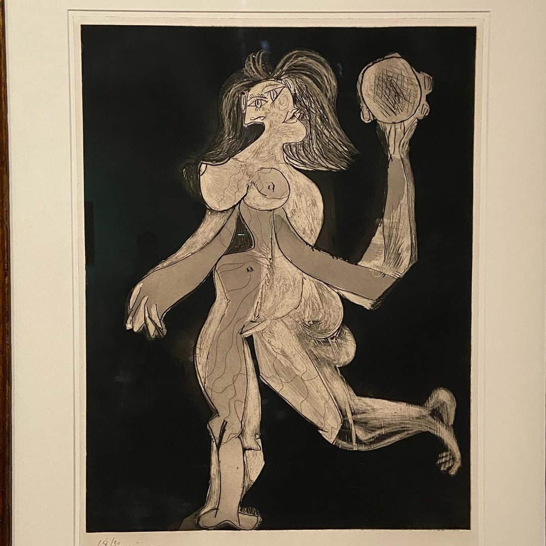 ヒロ寺平さんのインスタグラム写真 - (ヒロ寺平Instagram)「Art  ピカソを味わって来た。 僕にとってはこれがGWのハイライト。  げいじつがばくはつしていた。  「よくこんな発想が！」と感嘆。 稀代の芸術家たちの「創造力」に自分の「想像力」を重ね楽しんだ。  磐石の基礎の上に立つ「型破り」のアート。 「描けるんとちゃうん？」と一瞬でも思った僕はやはり「形無し」の凡人だった。  喧騒の連休の中、こんな「静」の時間もなかなか乙なものだ。  #ピカソとその時代 #ヒロ寺平 #ヒロT」4月30日 13時20分 - hiroteradaira