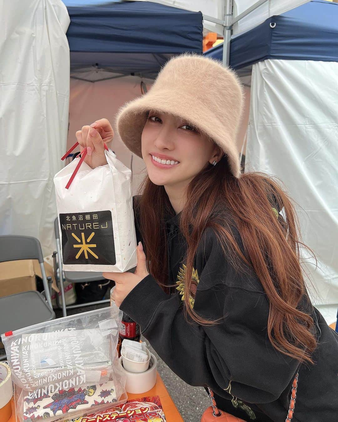 眞木美咲パメラさんのインスタグラム写真 - (眞木美咲パメラInstagram)「🥩❤️‍🔥  寺門ジモンさんのミートステーションに行ってきました！ 大塚でやってるよ🥰 ステーキ弁当とレバニラめっちゃ美味しかった❣️ おにぎりはお土産に おにぎり専門店ぼんこの姉妹店おにぎりまんなのおにぎり🍙  ジモンさんがこだわって作っているお米も買いました 夜食に炊くのさ　楽しみ☺️  楽しいからゴールデンウィーク是非行ってみてね！  #ミートステーション　#肉フェス　#大塚」4月30日 13時20分 - pamypamypamy