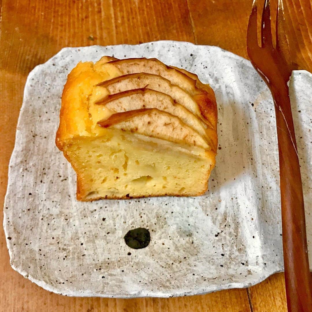 栗原まもるのインスタグラム：「最近作ったもの。 りんごのヨーグルトケーキ。 ベーグル(プレーンと黒糖) で、ちょっとしたベーグルパーティー。 手捏ねパンは苦手であんまり焼かないのですが、ベイクオフ(イギリスの番組)のせいで焼いてみたくなりw 上手くできたし捏ねるのも楽しかったのでまた焼こー☺️」