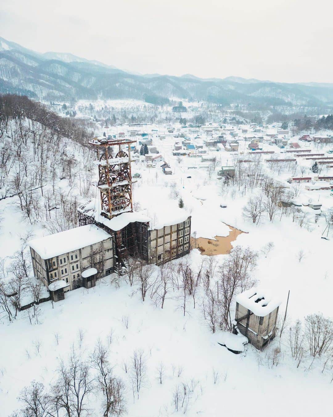啝 （わ）のインスタグラム：「shaft tower and coal mining town 𓆲 𓆲 𓆲 #_passion_urbex_ #abandon_seekers_ #abandoned_addiction #abandonedcreeps #all_is_abandoned #ascosi_lasciti #decay_explorers #discarded_butnot_forgotten #fadedbeautyindecay #global_urbex #gloriousdecay #grime_lords #ig_urbex #lonely_and_abandoned_2 #masters_in_decay #nature_takes_over #raw_abandoned #rsa_preciousjunk #t_m_u_c #urbex_utopia #urbex_wereldwijd #urbexhero #world_wide_urbex #廃墟 #廃墟写真 #廃墟美 #ドローン #dronephotography」